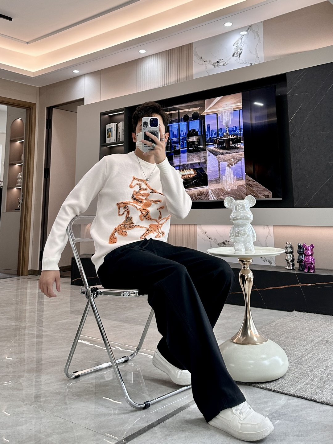 H 2025秋冬 高级定制 都市风十足 经典简约大气圆领打底针织毛衣。 采用进口羊毛混纺面料 柔软细腻 