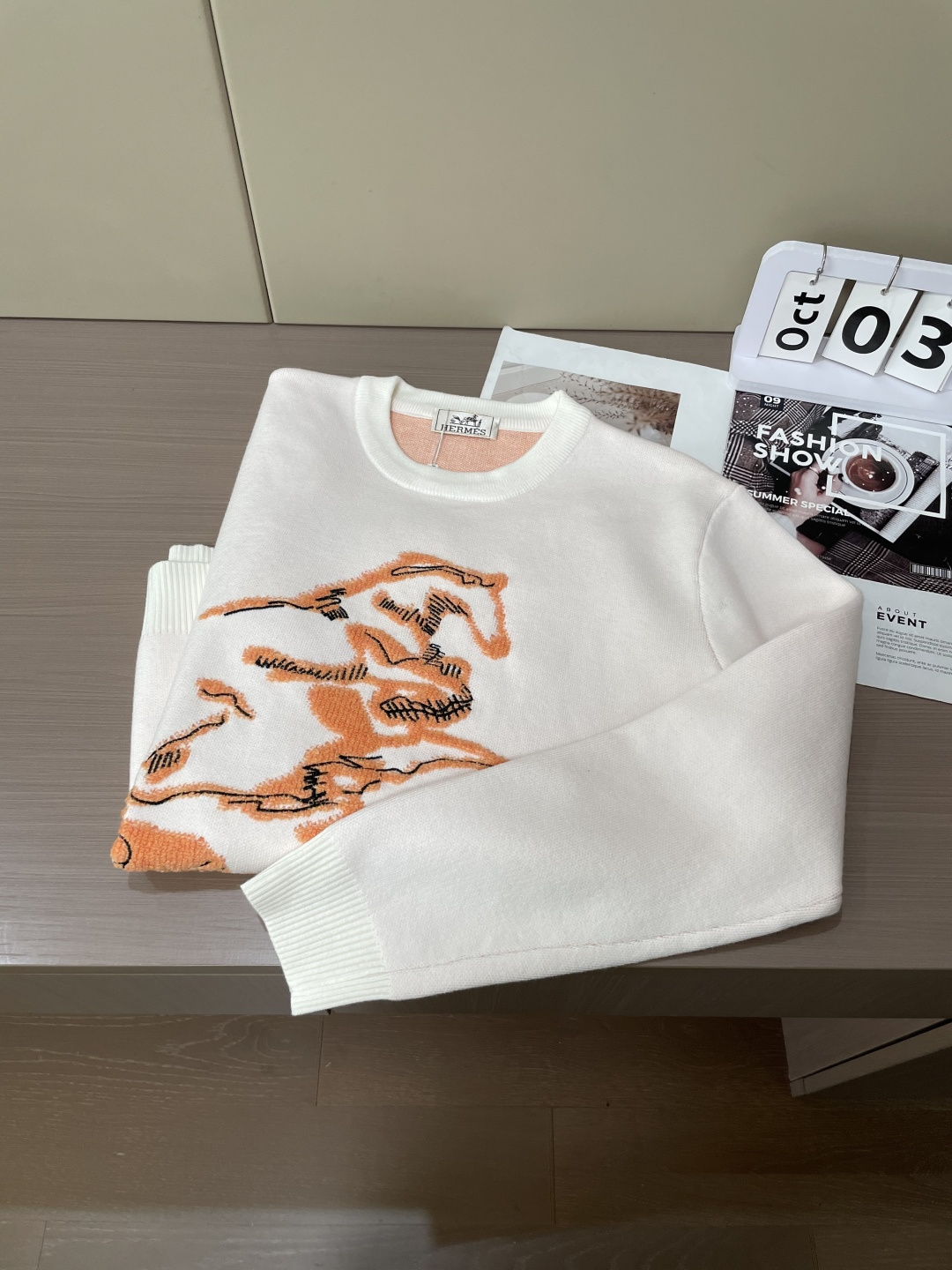 H 2025秋冬 高级定制 都市风十足 经典简约大气圆领打底针织毛衣。 采用进口羊毛混纺面料 柔软细腻 