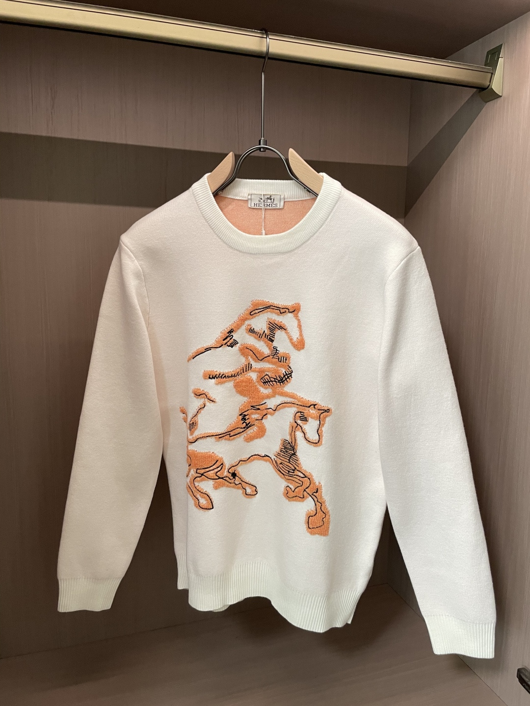 H 2025秋冬 高级定制 都市风十足 经典简约大气圆领打底针织毛衣。 采用进口羊毛混纺面料 柔软细腻 