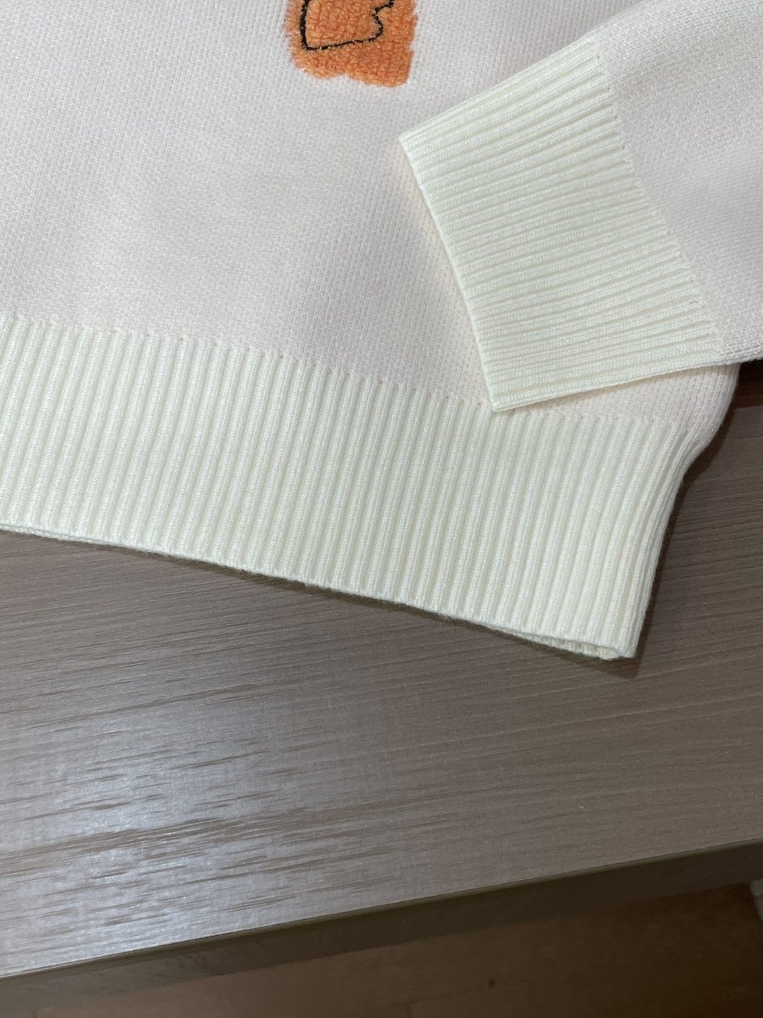 H 2025秋冬 高级定制 都市风十足 经典简约大气圆领打底针织毛衣。 采用进口羊毛混纺面料 柔软细腻 