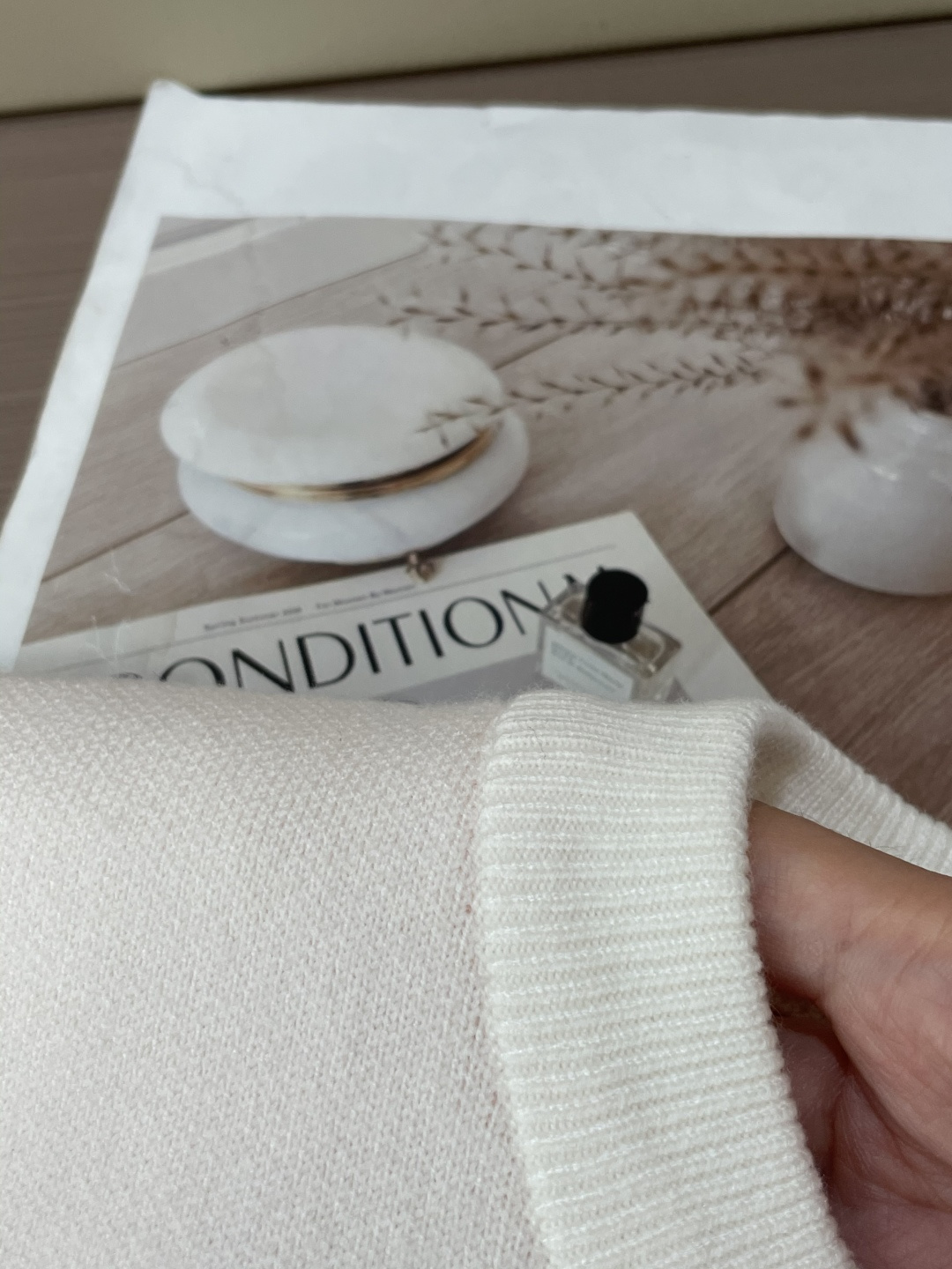 H 2025秋冬 高级定制 都市风十足 经典简约大气圆领打底针织毛衣。 采用进口羊毛混纺面料 柔软细腻 