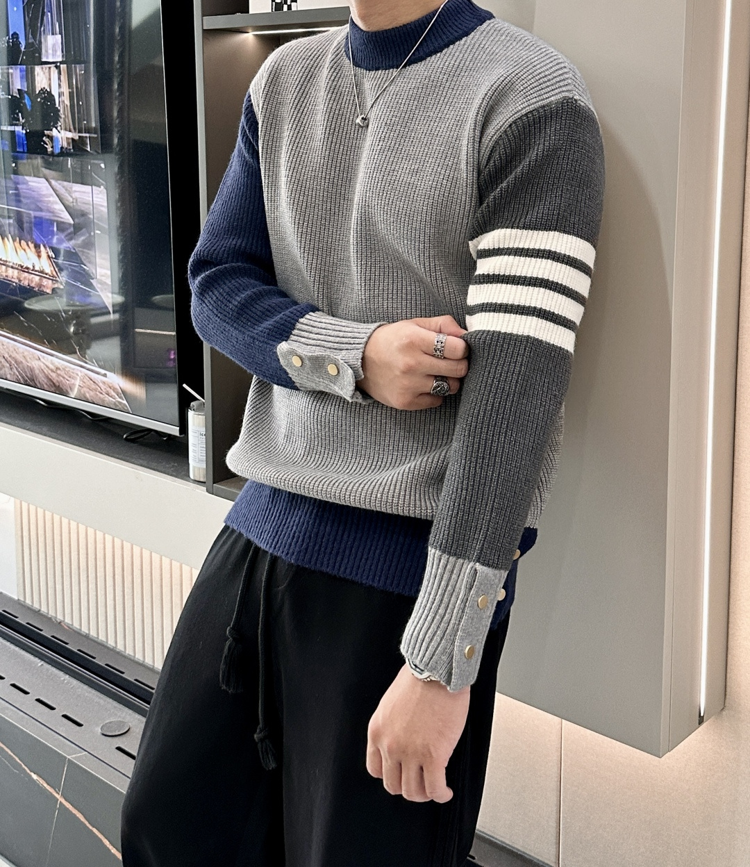 TB 2025秋冬 高级定制 都市风十足 经典简约大气圆领打底针织毛衣。 采用进口羊毛混纺面料 柔软细腻