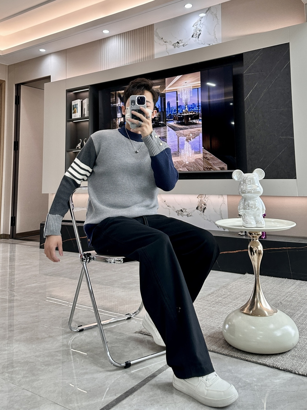 TB 2025秋冬 高级定制 都市风十足 经典简约大气圆领打底针织毛衣。 采用进口羊毛混纺面料 柔软细腻