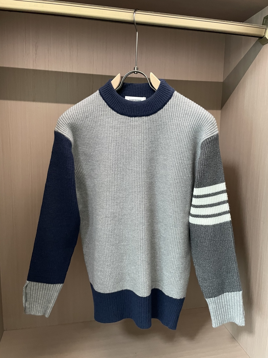 TB 2025秋冬 高级定制 都市风十足 经典简约大气圆领打底针织毛衣。 采用进口羊毛混纺面料 柔软细腻