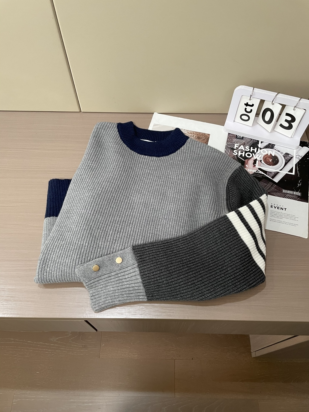 TB 2025秋冬 高级定制 都市风十足 经典简约大气圆领打底针织毛衣。 采用进口羊毛混纺面料 柔软细腻