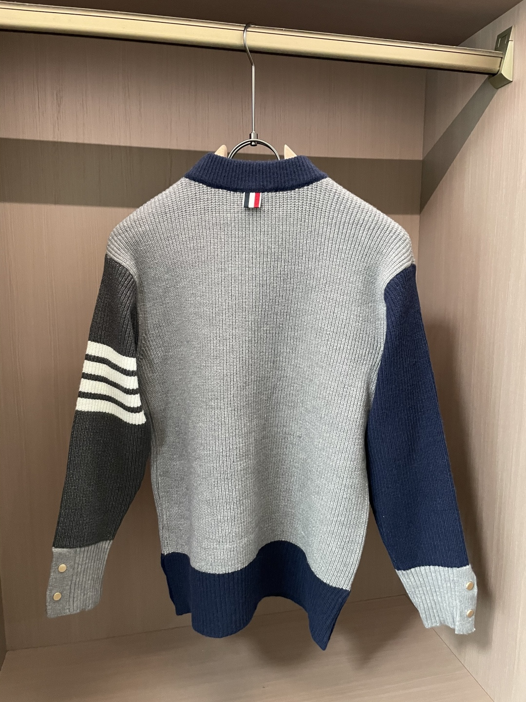 TB 2025秋冬 高级定制 都市风十足 经典简约大气圆领打底针织毛衣。 采用进口羊毛混纺面料 柔软细腻