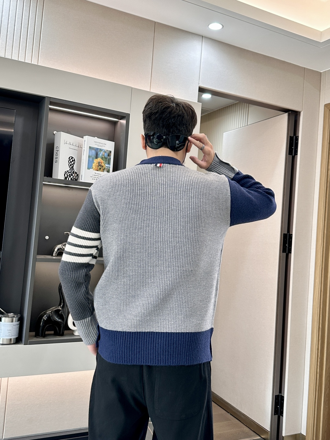 TB 2025秋冬 高级定制 都市风十足 经典简约大气圆领打底针织毛衣。 采用进口羊毛混纺面料 柔软细腻