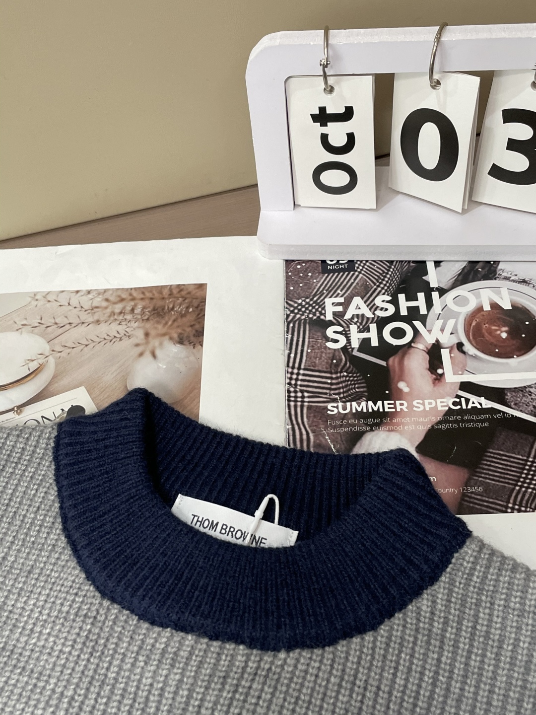 TB 2025秋冬 高级定制 都市风十足 经典简约大气圆领打底针织毛衣。 采用进口羊毛混纺面料 柔软细腻