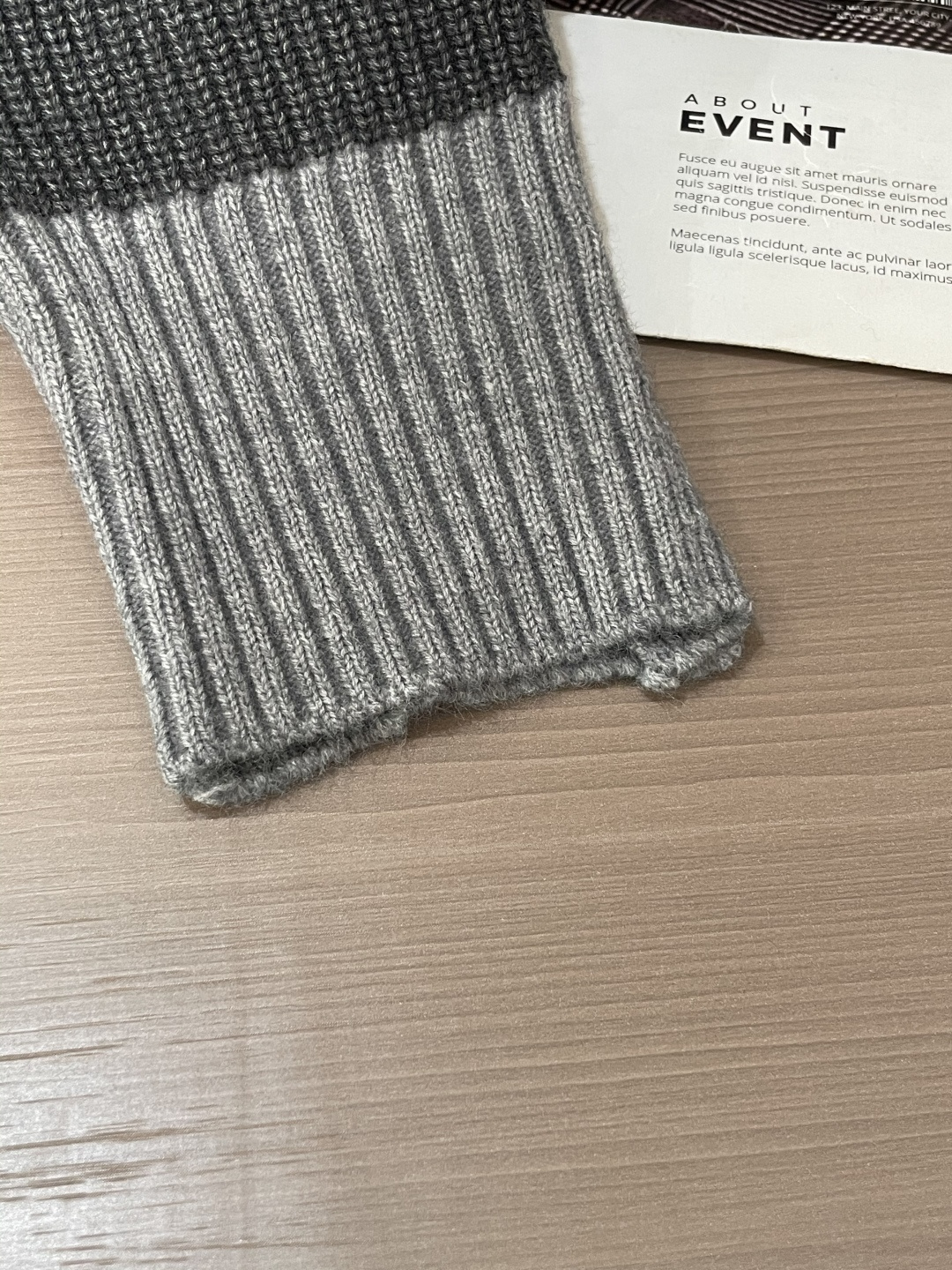 TB 2025秋冬 高级定制 都市风十足 经典简约大气圆领打底针织毛衣。 采用进口羊毛混纺面料 柔软细腻