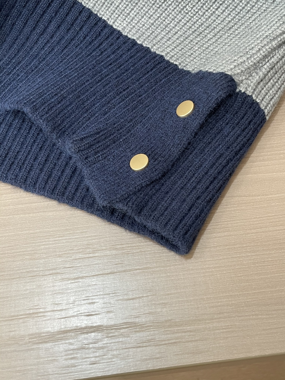 TB 2025秋冬 高级定制 都市风十足 经典简约大气圆领打底针织毛衣。 采用进口羊毛混纺面料 柔软细腻