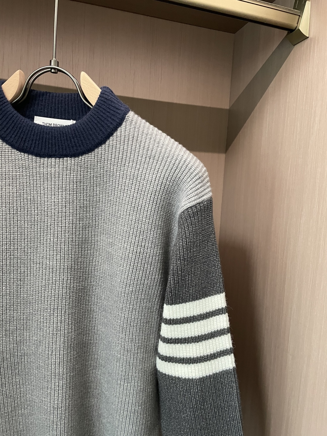 TB 2025秋冬 高级定制 都市风十足 经典简约大气圆领打底针织毛衣。 采用进口羊毛混纺面料 柔软细腻