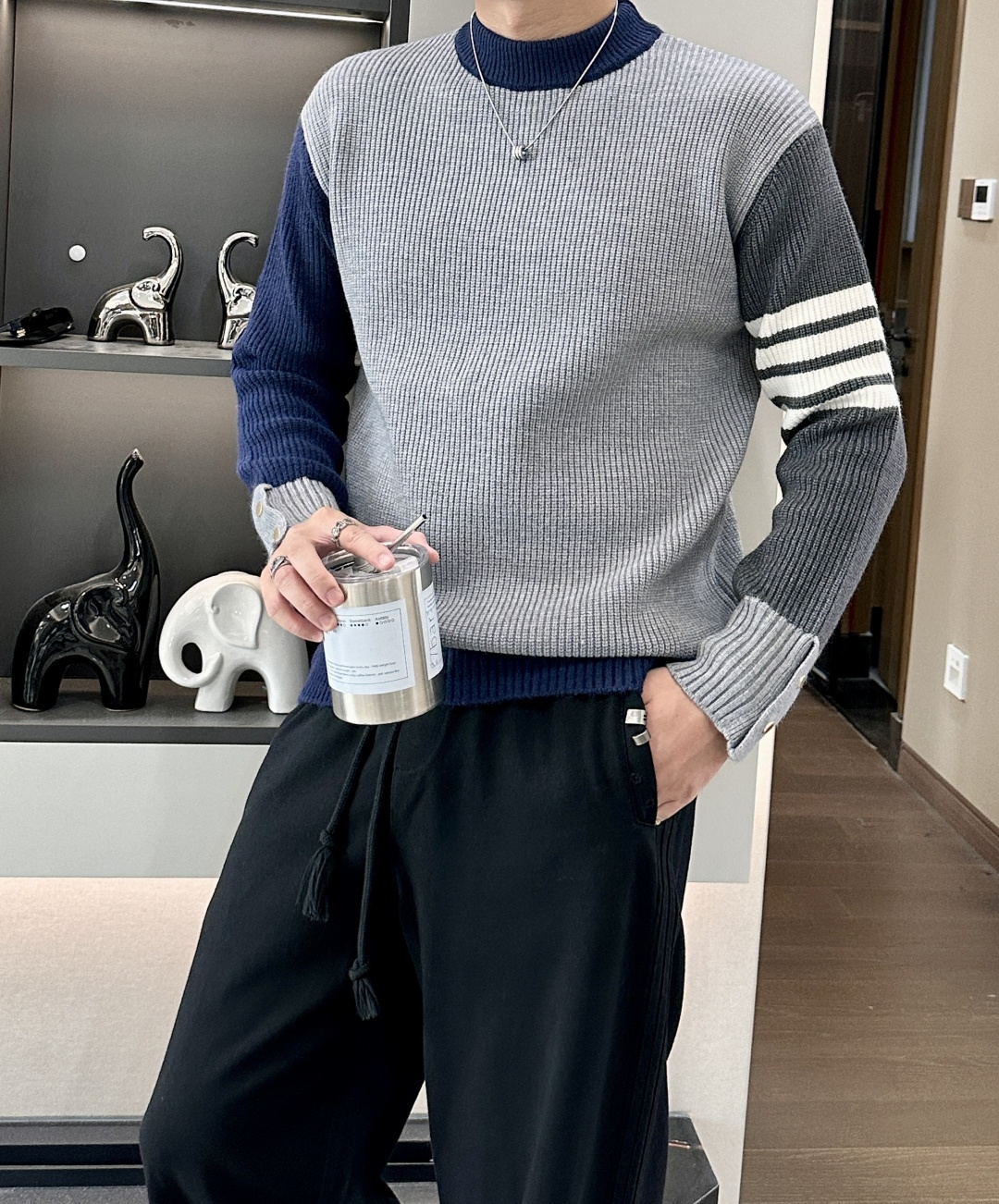 TB 2025秋冬 高级定制 都市风十足 经典简约大气圆领打底针织毛衣。 采用进口羊毛混纺面料 柔软细腻