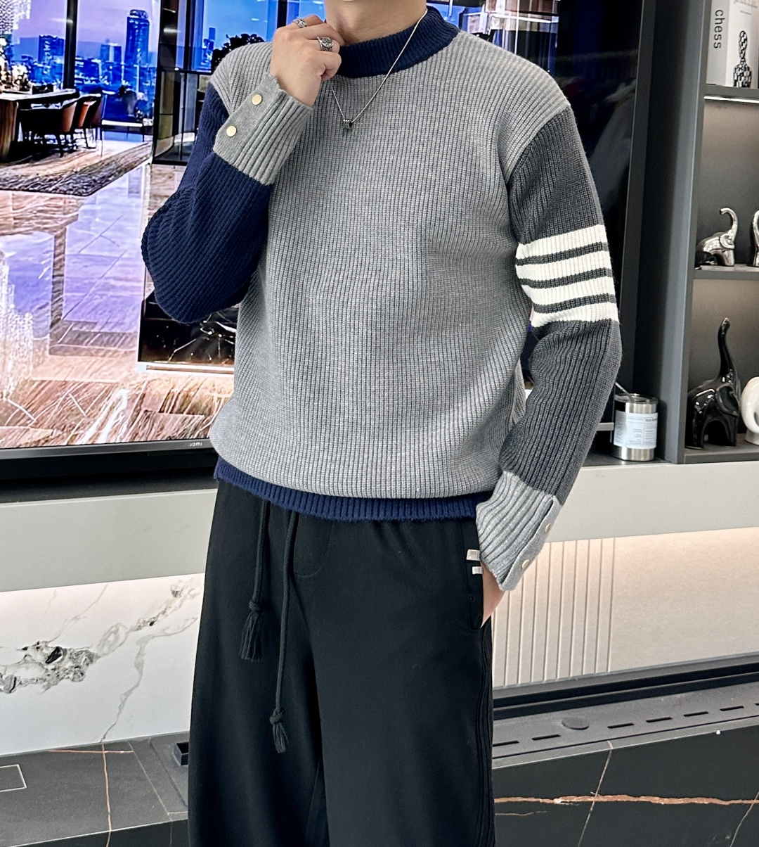 TB 2025秋冬 高级定制 都市风十足 经典简约大气圆领打底针织毛衣。 采用进口羊毛混纺面料 柔软细腻