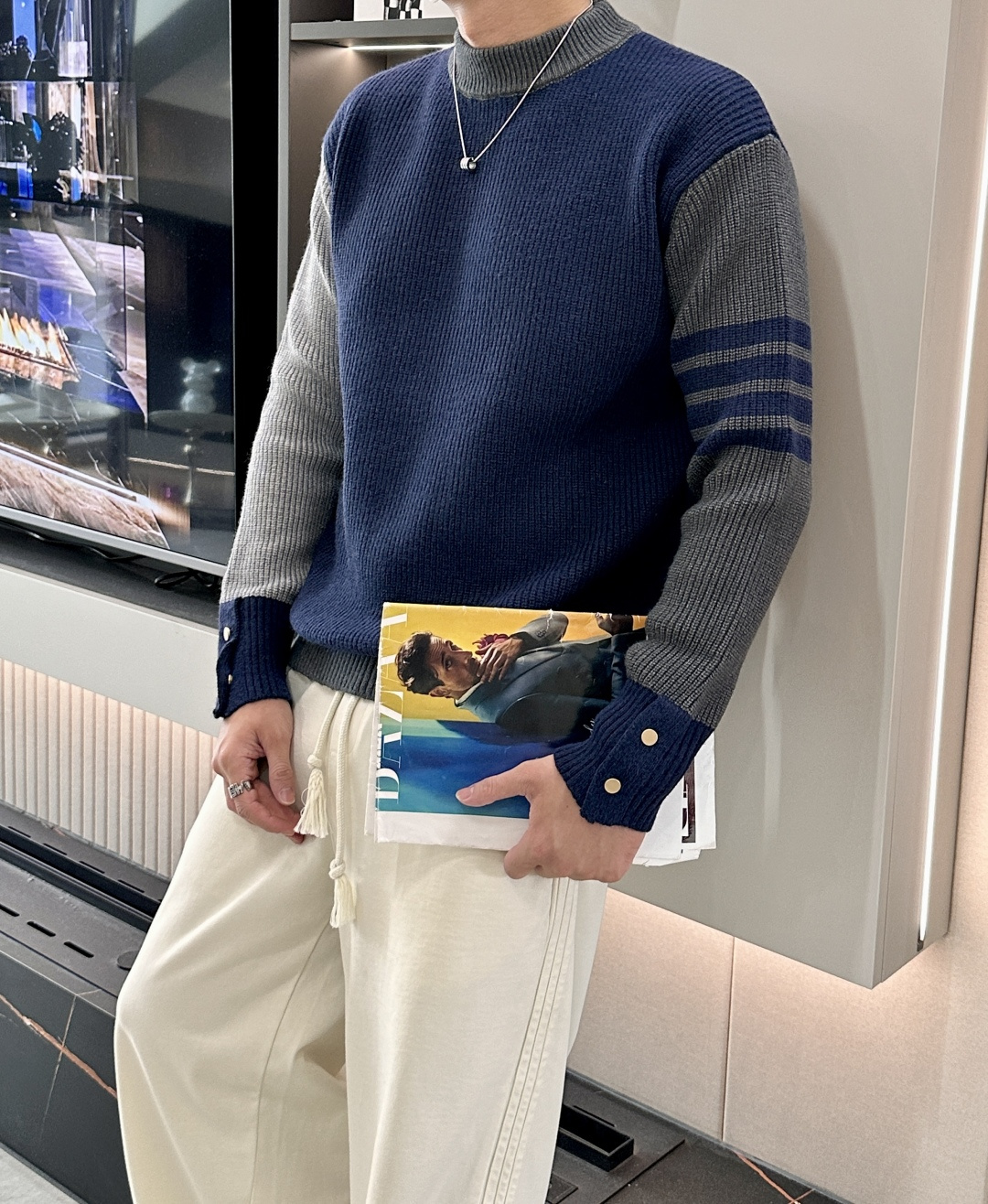 TB 2025秋冬 高级定制 都市风十足 经典简约大气圆领打底针织毛衣。 采用进口羊毛混纺面料 柔软细腻