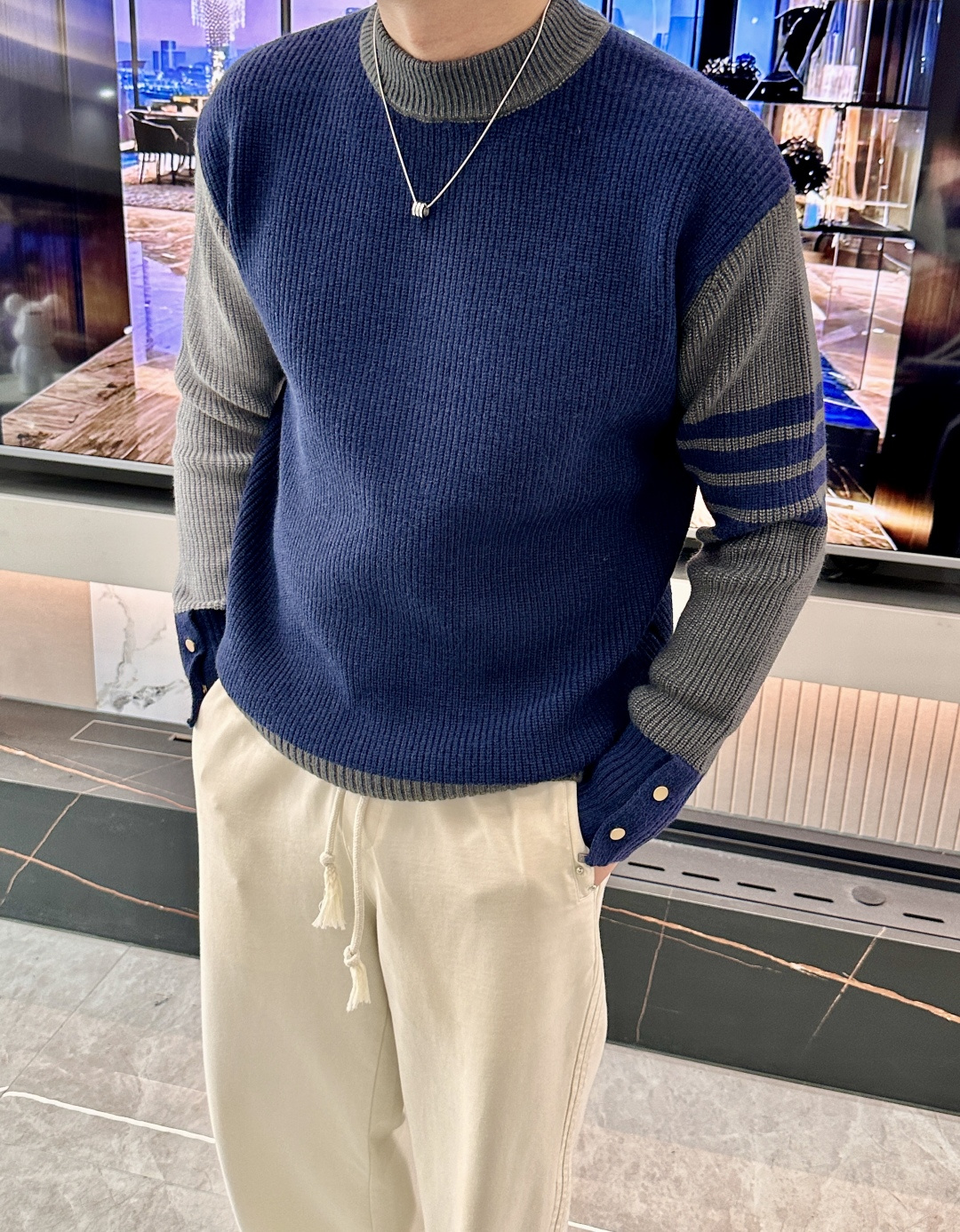 TB 2025秋冬 高级定制 都市风十足 经典简约大气圆领打底针织毛衣。 采用进口羊毛混纺面料 柔软细腻