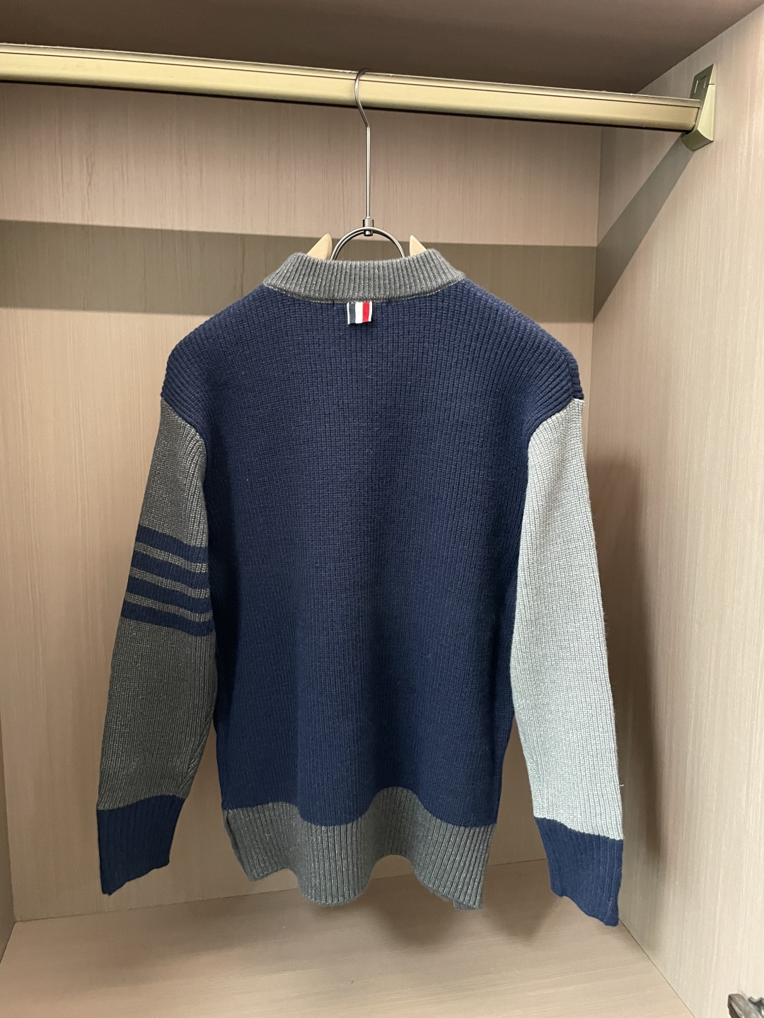 TB 2025秋冬 高级定制 都市风十足 经典简约大气圆领打底针织毛衣。 采用进口羊毛混纺面料 柔软细腻