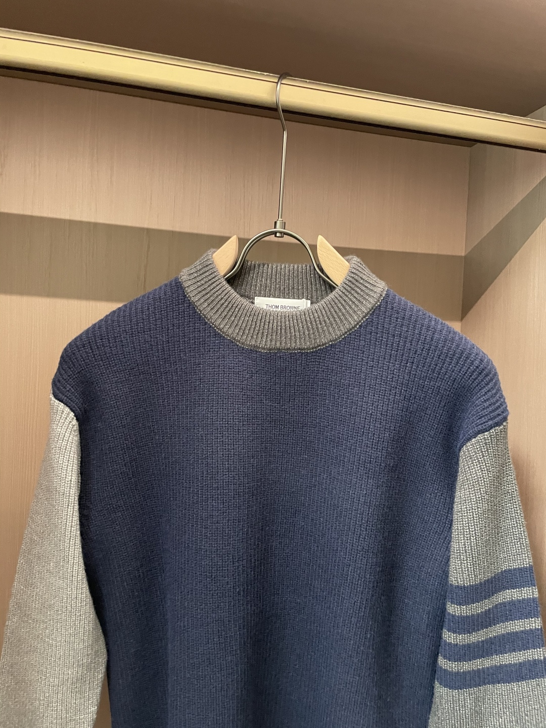 TB 2025秋冬 高级定制 都市风十足 经典简约大气圆领打底针织毛衣。 采用进口羊毛混纺面料 柔软细腻