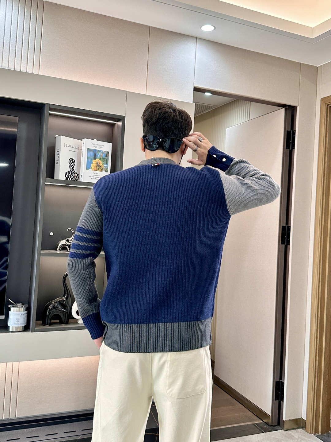 TB 2025秋冬 高级定制 都市风十足 经典简约大气圆领打底针织毛衣。 采用进口羊毛混纺面料 柔软细腻