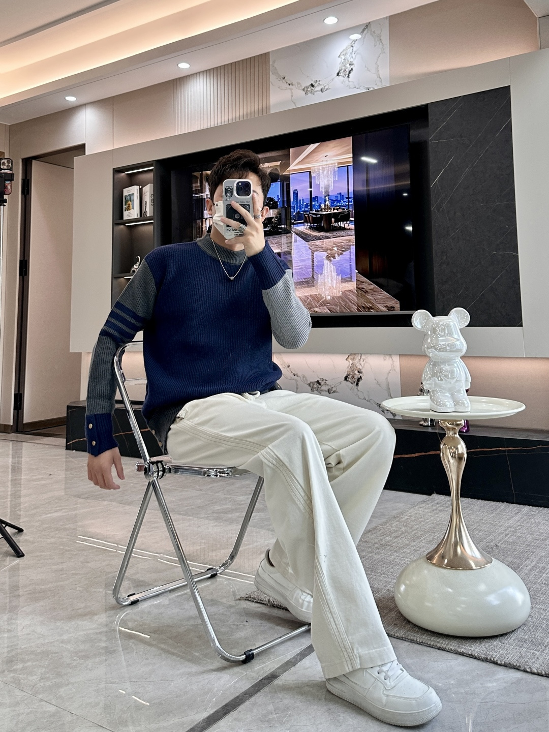 TB 2025秋冬 高级定制 都市风十足 经典简约大气圆领打底针织毛衣。 采用进口羊毛混纺面料 柔软细腻