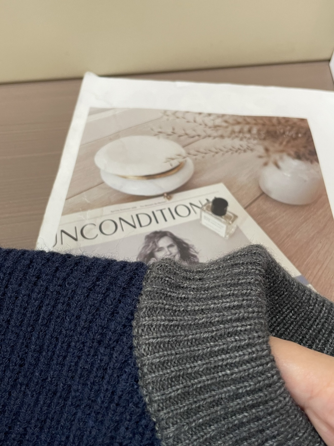 TB 2025秋冬 高级定制 都市风十足 经典简约大气圆领打底针织毛衣。 采用进口羊毛混纺面料 柔软细腻