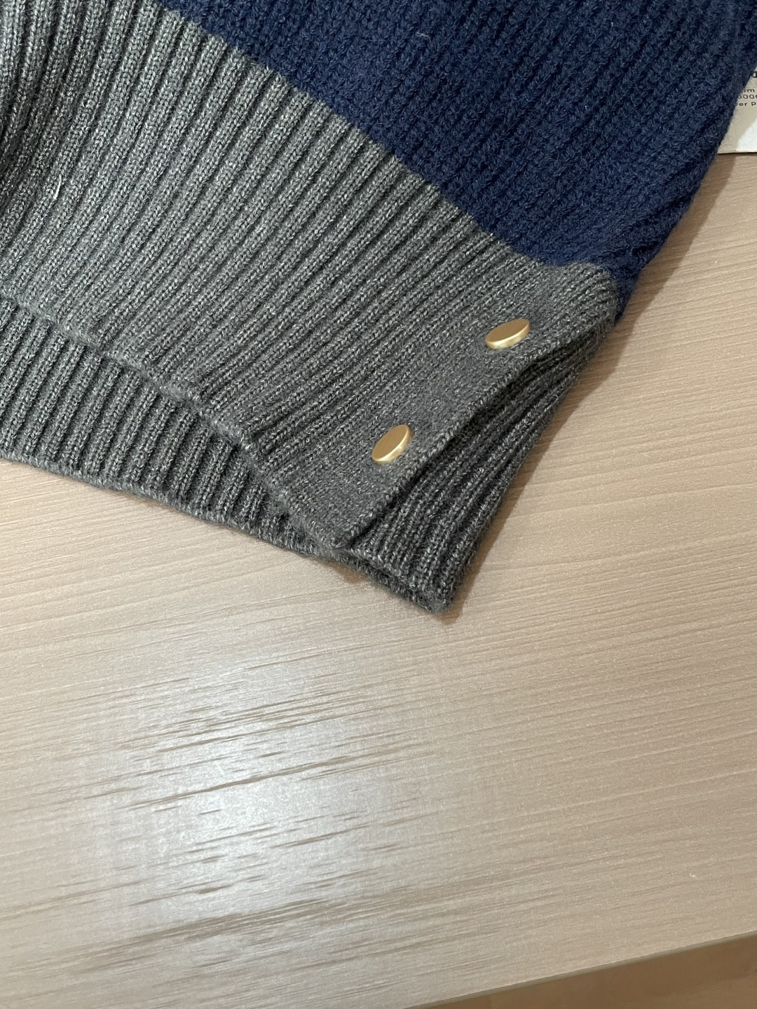 TB 2025秋冬 高级定制 都市风十足 经典简约大气圆领打底针织毛衣。 采用进口羊毛混纺面料 柔软细腻