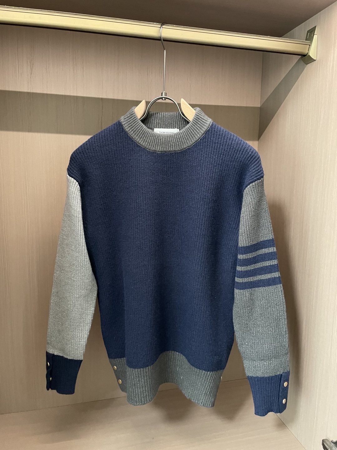 TB 2025秋冬 高级定制 都市风十足 经典简约大气圆领打底针织毛衣。 采用进口羊毛混纺面料 柔软细腻