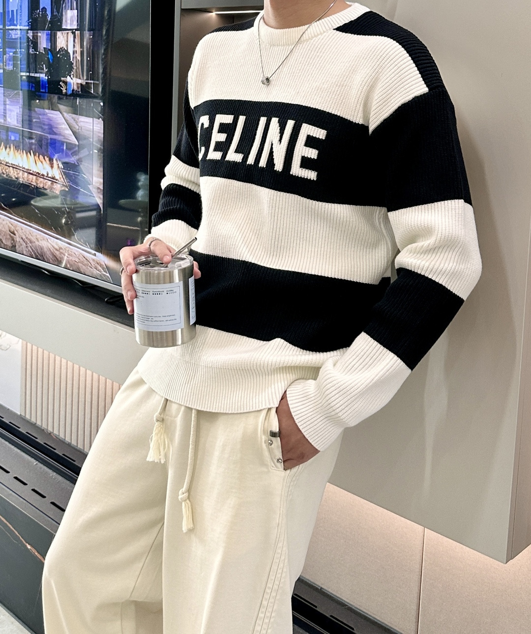 NO:570892,Celine autumn and winter advanced customization, full of urban style, classic, simple and elegant round neck bottoming knitted sweater. Made of imported wool blended fabric, soft and delicate, a basic base is indispensable in men's wardrobe. It can be used to match various clothes anytime and anywhere to meet your daily needs. The design of the clothes is very simple, dear friends, hurry up and get it!  Size M-XXXL,,celine,sweaters,alexander wang19860909Celine 秋冬 高级定制 都市风十足 经典简约大气圆领打底针织毛衣. 采用进口羊毛混纺面料 柔软细腻 男人的衣柜都少不了基础打底 随时随地都可以拿来搭配各种服饰 满足您日常生活需求 .衣服设计非常的简洁 , 亲们赶紧入手！ 尺码M-XXXL,,celine,sweaters,alexander wang,Men's clothing