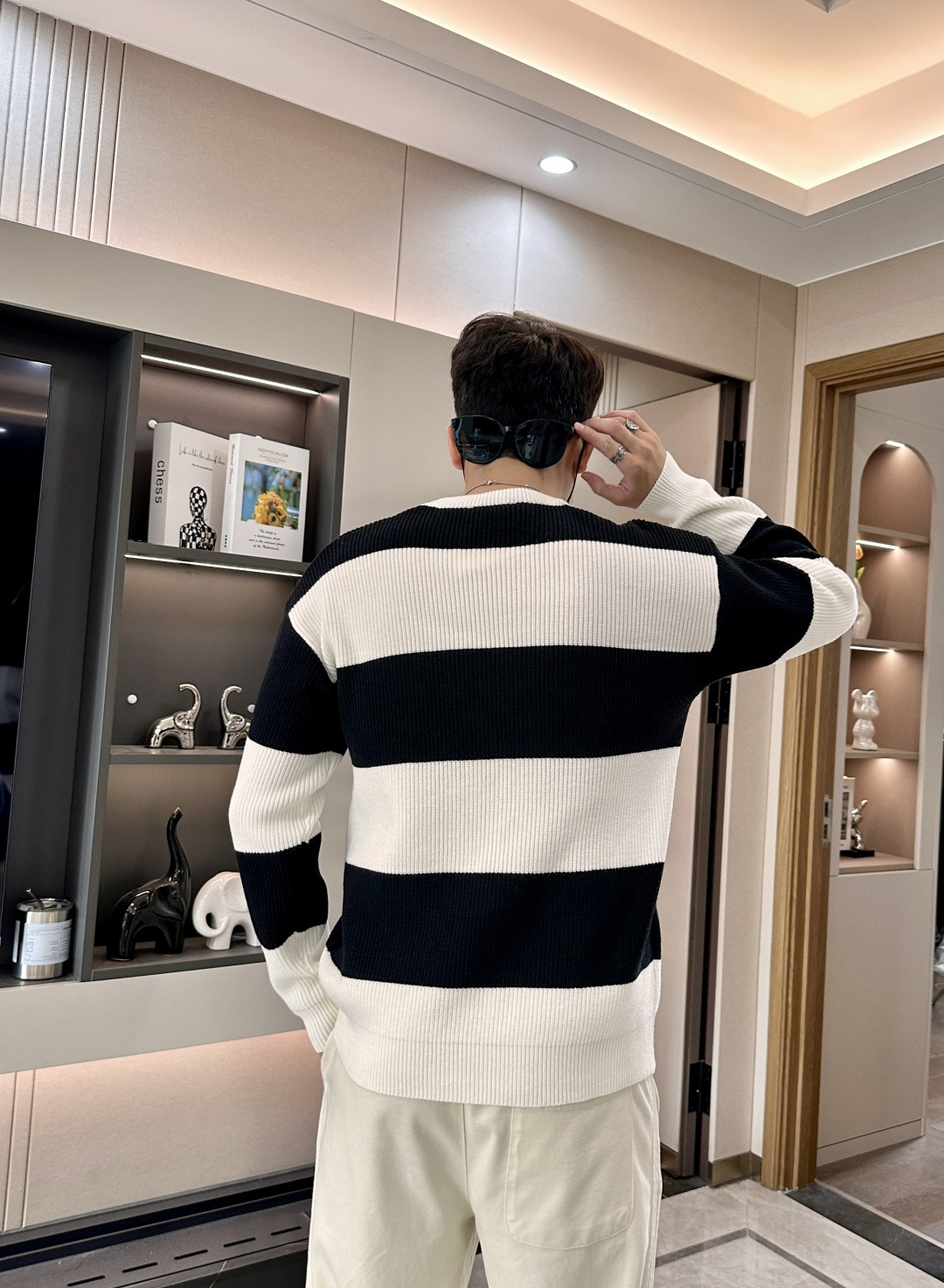 Celine 2025秋冬 高级定制 都市风十足 经典简约大气圆领打底针织毛衣。 采用进口羊毛混纺面料 