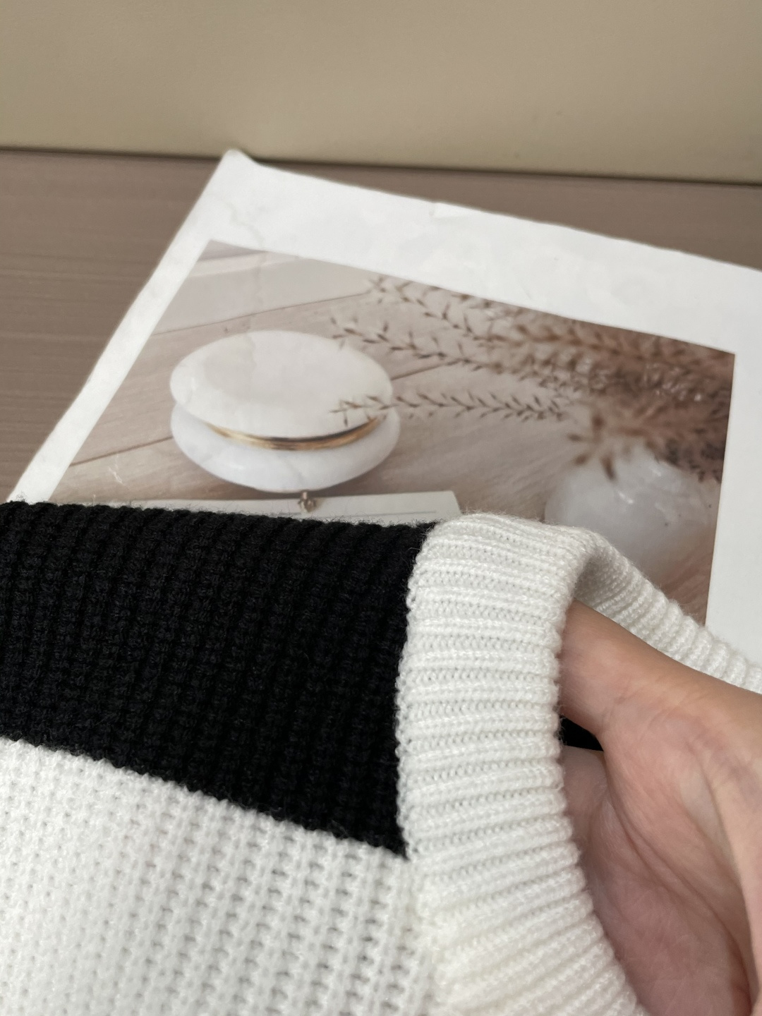 Celine 2025秋冬 高级定制 都市风十足 经典简约大气圆领打底针织毛衣。 采用进口羊毛混纺面料 