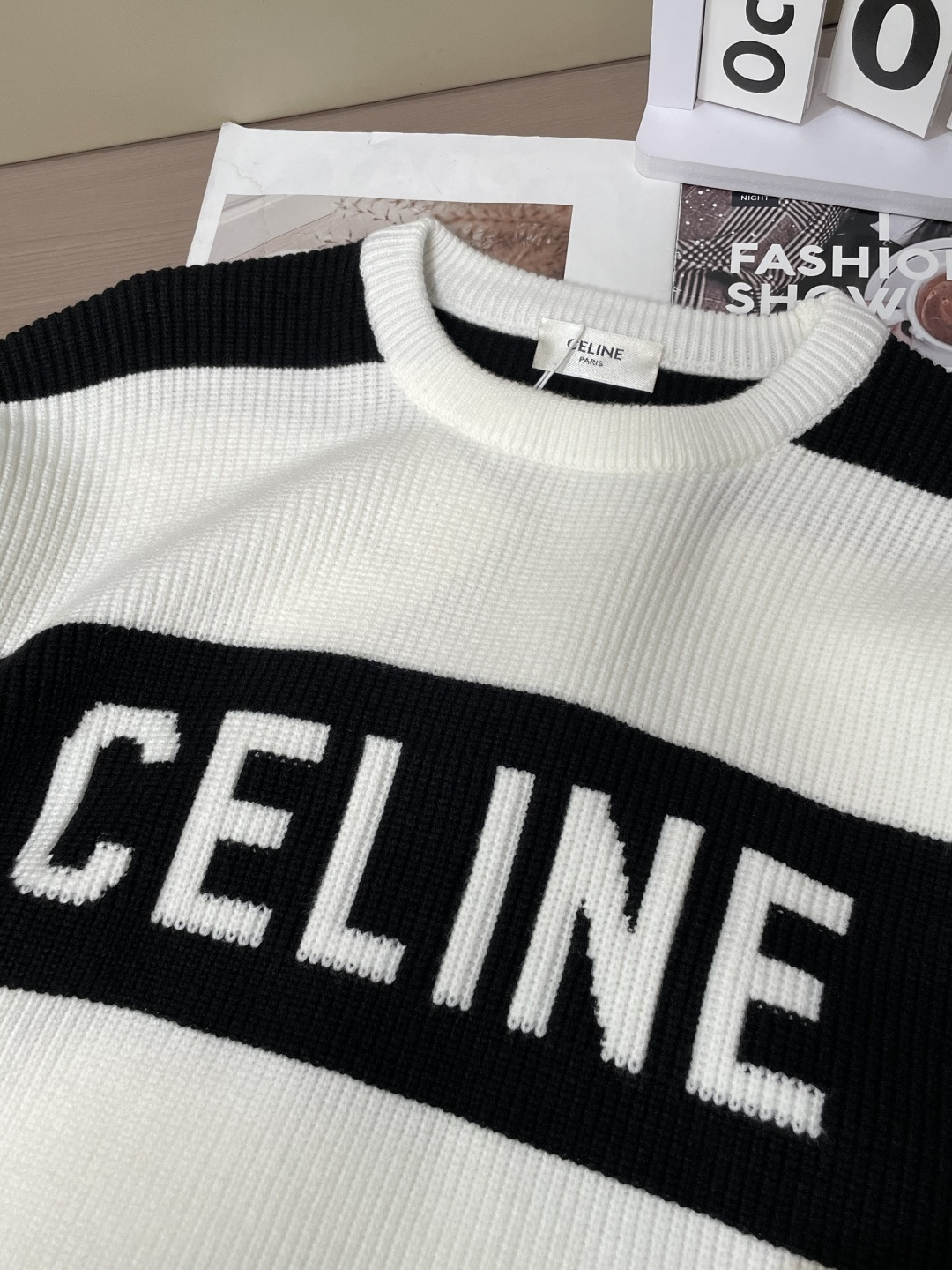 Celine 2025秋冬 高级定制 都市风十足 经典简约大气圆领打底针织毛衣。 采用进口羊毛混纺面料 