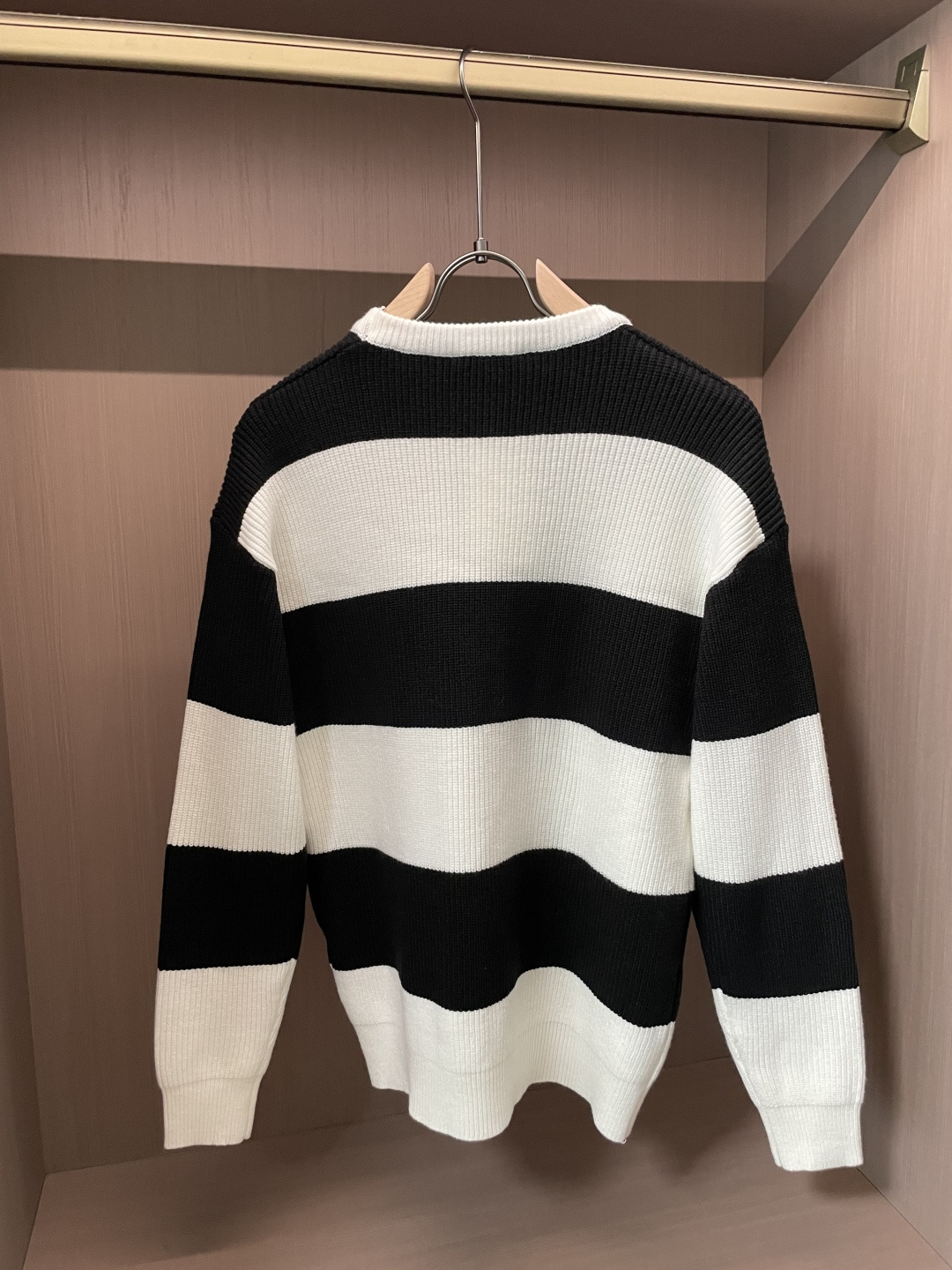 Celine 2025秋冬 高级定制 都市风十足 经典简约大气圆领打底针织毛衣。 采用进口羊毛混纺面料 