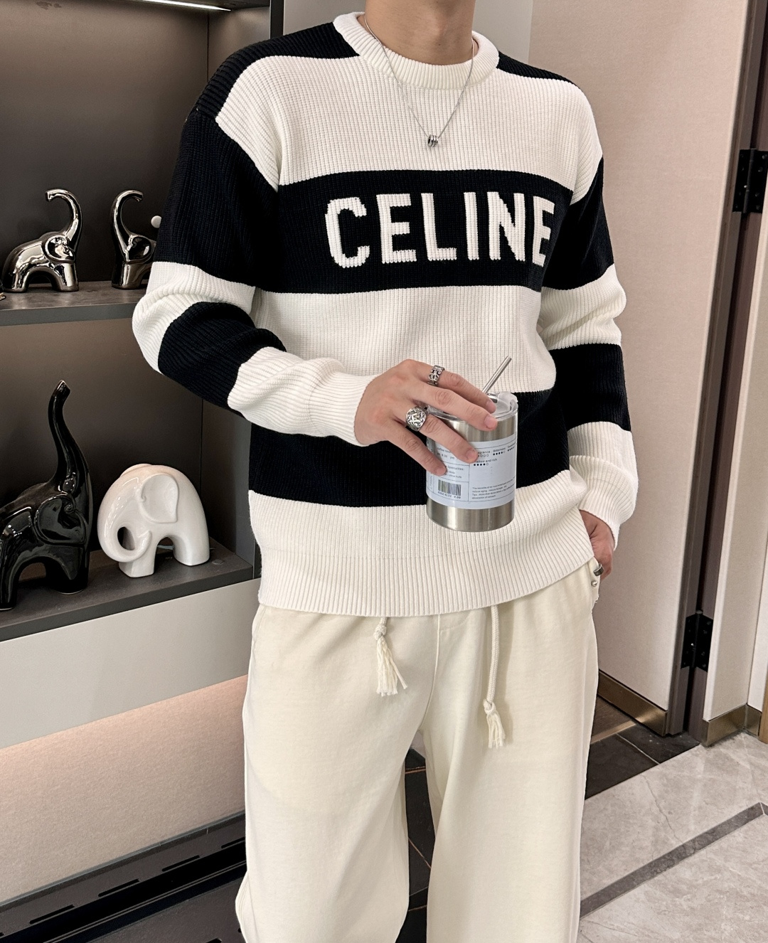 Celine 2025秋冬 高级定制 都市风十足 经典简约大气圆领打底针织毛衣。 采用进口羊毛混纺面料 