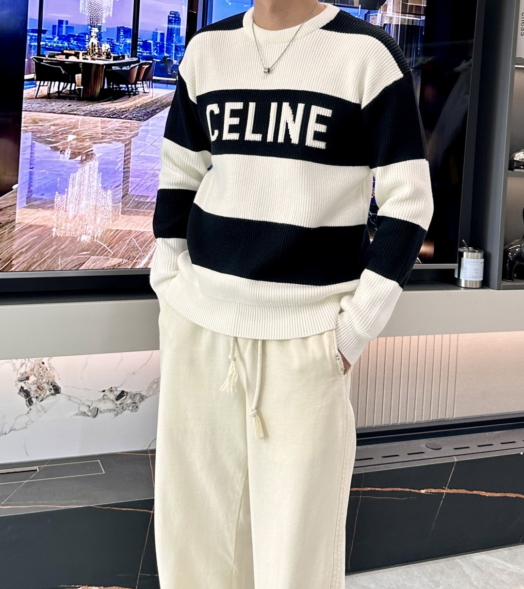 Celine 2025秋冬 高级定制 都市风十足 经典简约大气圆领打底针织毛衣。 采用进口羊毛混纺面料 