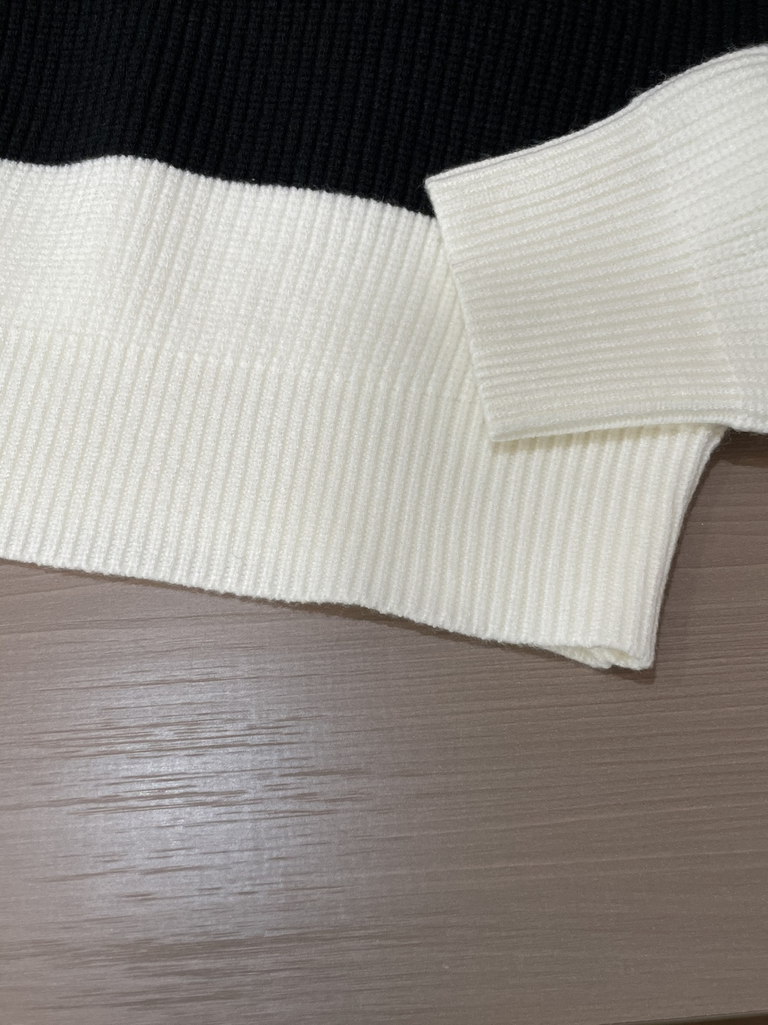 Celine 2025秋冬 高级定制 都市风十足 经典简约大气圆领打底针织毛衣。 采用进口羊毛混纺面料 