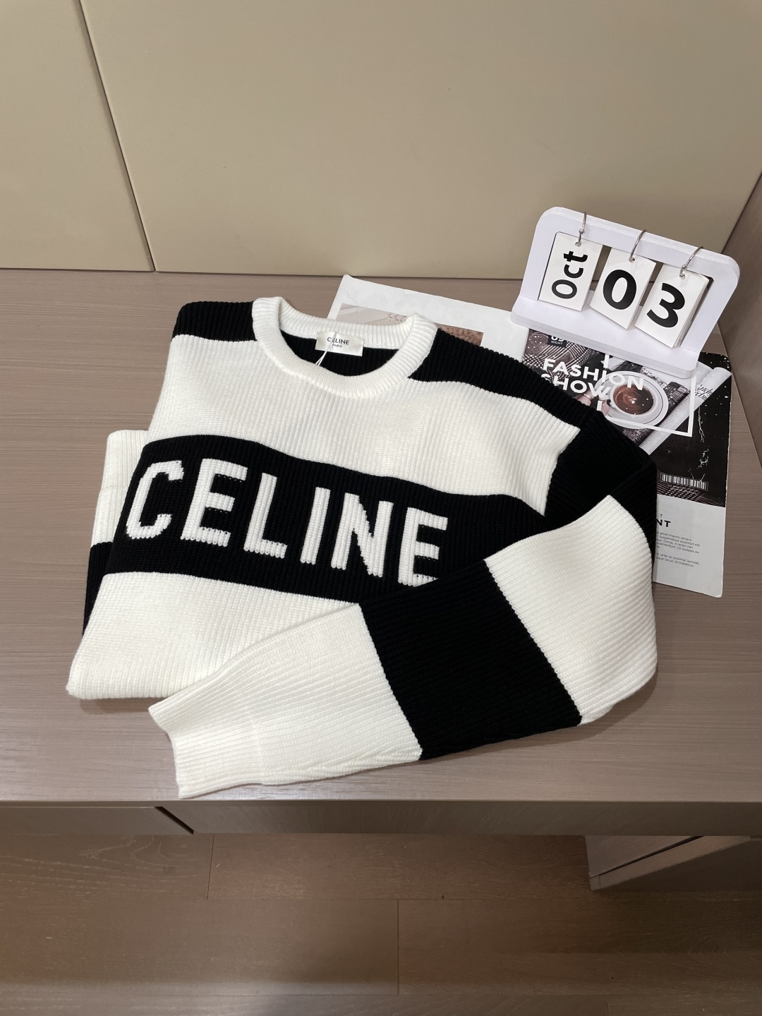 Celine 2025秋冬 高级定制 都市风十足 经典简约大气圆领打底针织毛衣。 采用进口羊毛混纺面料 