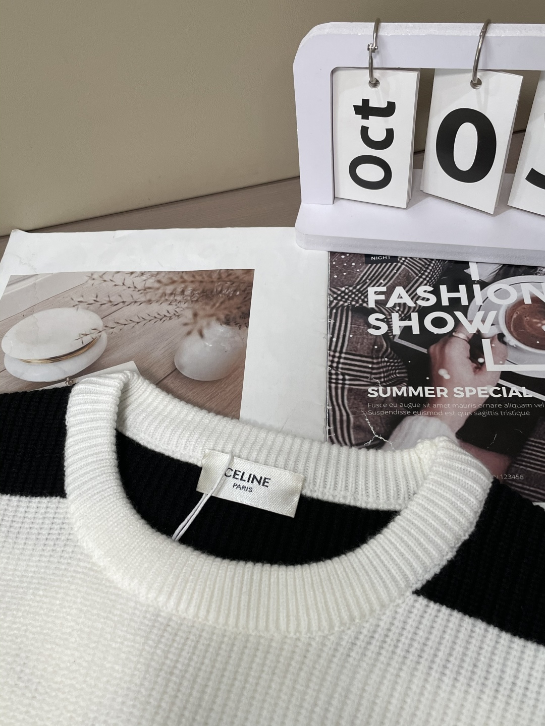 Celine 2025秋冬 高级定制 都市风十足 经典简约大气圆领打底针织毛衣。 采用进口羊毛混纺面料 