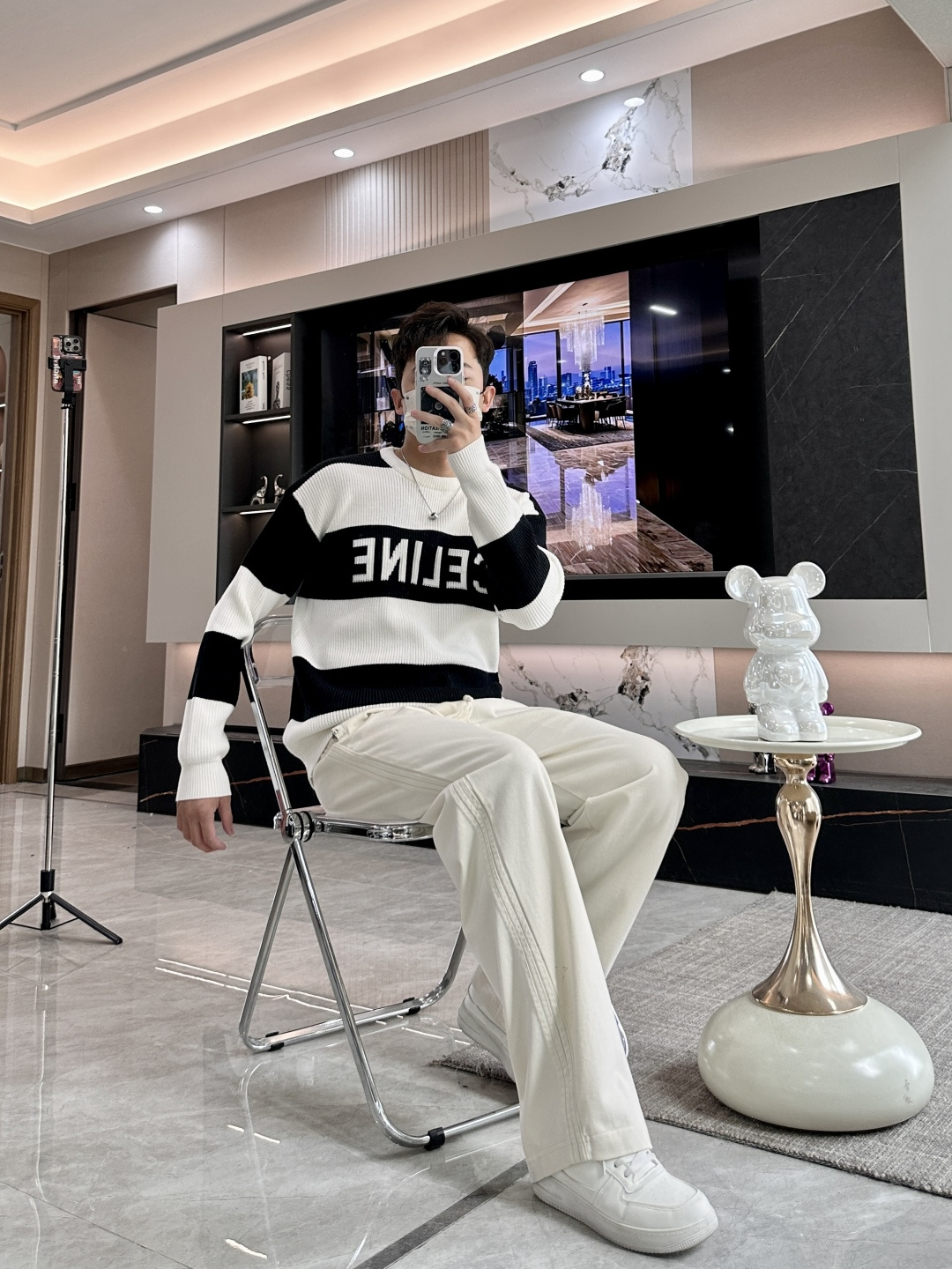 Celine 2025秋冬 高级定制 都市风十足 经典简约大气圆领打底针织毛衣。 采用进口羊毛混纺面料 