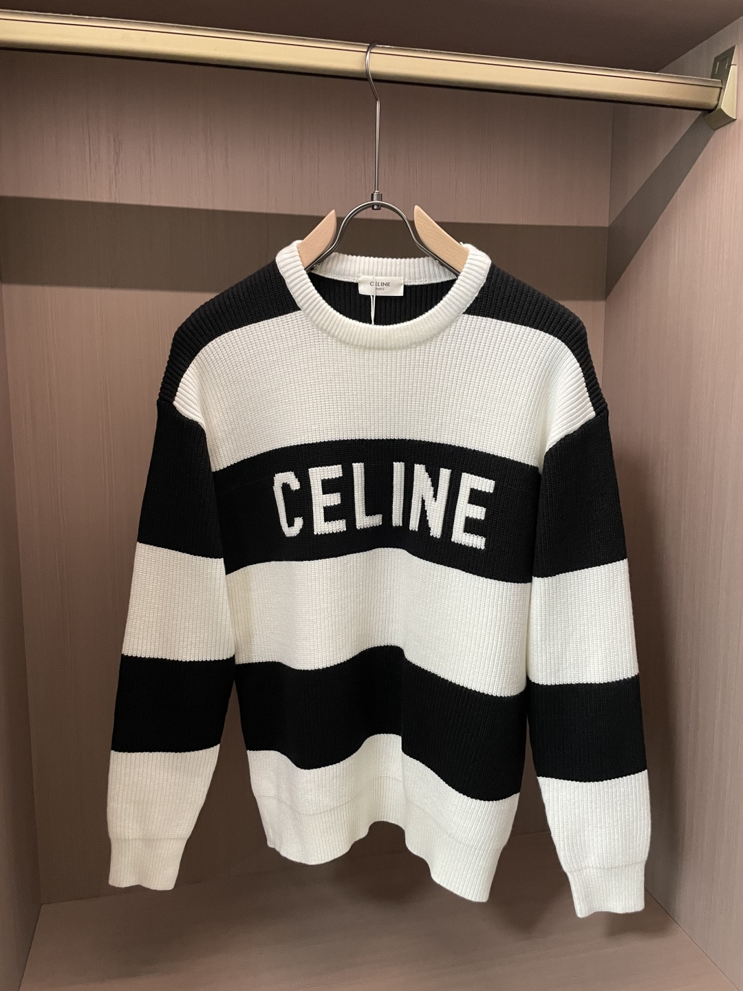 Celine 2025秋冬 高级定制 都市风十足 经典简约大气圆领打底针织毛衣。 采用进口羊毛混纺面料 