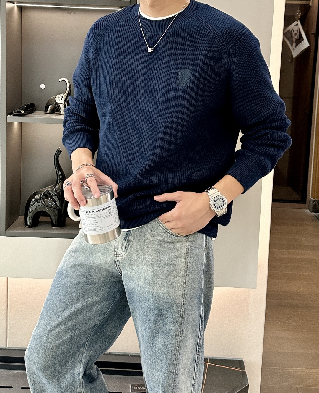 NO:570894,BC Home  The latest classic men's crew neck sweater with embroidered logo in autumn and winter. The whole garment adopts a tight pit texture to create a thick fabric surface. It has good elasticity and comfortable wrapping. It naturally draws in the straight body curve and does not show any fat when worn. It is paired with the iconic Castle Pegasus embroidered logo on the chest and matches the color of the clothes. It continues the BC family's consistent low-key and luxurious old-money style and exquisite workmanship.  The artistic quality brings high-standard fashion to the extreme, visually presenting the simple beauty of elegance and luxury; the overall clean lines and simple shape make the upper body tasteful and stylish, and it is super versatile and never goes out of style. It can be easily used for both business and leisure. It looks great when worn alone or as a base layer. With casual matching, you can create a stylish urban elite male god!  The fabric is made of top-grade long-staple cotton (IBC international certification), thicker, soft and delicate to the touch, good elasticity, and very comfortable to wear without any pricking. Sizes M-3XL (the model is 172cm and 148kg, and the L size is suitable) 4 colors: navy blue, apricot, army green, colorful orchid, chanel, sweaters, alexander wang19860909BC家 秋冬最新经典绣标男士圆领毛衣,整衣采用紧密的坑条纹理打造出厚实的织面,弹性好,包裹舒适,自然收出挺拔的身型曲线,穿着不显肉不显肥；搭配胸前标志性城堡飞马刺绣徽标,与衣服配色,延续了BC家一贯低调奢华的老钱风格,精致考究的工艺品质,将高规格的时尚发挥到极致,视觉呈现出高雅轻奢的简约之美；整体干净的线条和简洁的造型,上身有品位有格调,且超级百搭,永不过时,商务休闲皆可轻松应对,单穿或打底都非常好看,随意搭配都能打造出逼格满满的都市精英男神范儿！面料顶级长绒棉（IBC国际认证）,厚度偏厚,手感软糯细腻,弹性好,贴身穿着舒适度极佳,毫无扎感.尺码M-3XL（模特172厘米148斤试穿L码合适）4个颜色藏蓝,杏色,军绿,彩兰,,chanel,sweaters,alexander wang,Men's clothing