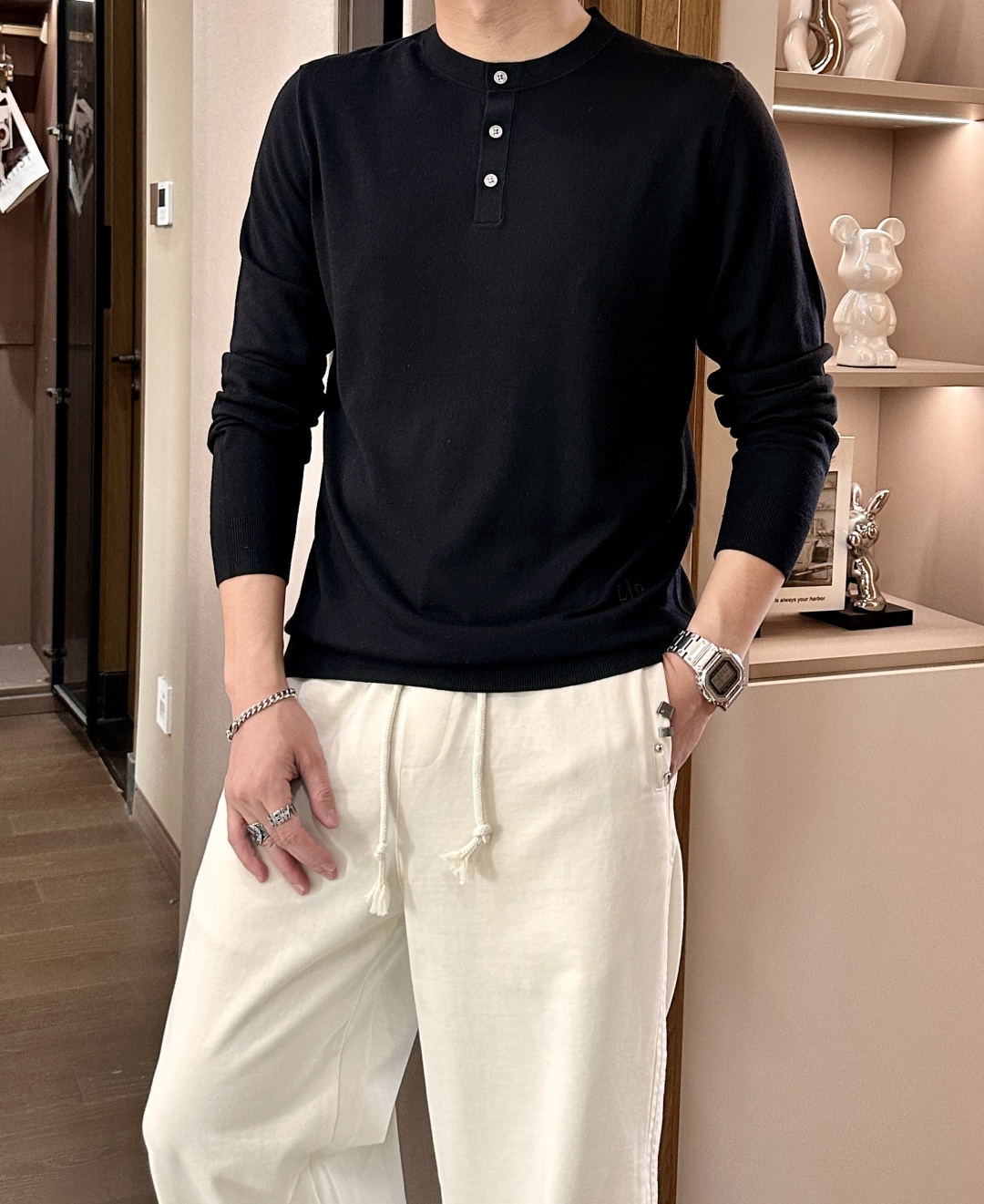 NO:570895,LP home  The latest classic autumn and winter men's semi-buttoned crew neck sweater with embroidered letters, round neck pullover style, three buttons on the placket, fashionable and elegant, the iconic letter embroidery logo on the left hem, exquisite and three-dimensional, matching the color of the clothes, seemingly low-key and simple, but bringing an unusual sense of high-end  , the brand identity is extremely high. With clean lines and simple shapes, the upper body is tasteful and stylish, and it is super versatile and never goes out of style. It can be easily used for both business and leisure. It looks great when worn alone or as a base layer. You can match it with any combination to create a full urban elite male look!  The fabric is German Yangtze mercerized wool, which feels extremely soft, delicate and shiny. It has no pricking feeling when worn next to the body. It is extremely comfortable and has a great drape. It does not wrinkle or deform after long-term wear. Sizes M-3XL (male model is 172cm and 148kg and tries on size L, which is suitable). 4 colors: black, gray, coffee, army green, loro piana, sweaters, alexander wang19860909LP家 秋冬最新经典字母绣标男士半开扣圆领毛衣,圆领套头款式,门襟三粒纽扣,时髦而优雅,左侧下摆标志性字母刺绣徽标,精致而立体,与衣服配色,看似低调简约,却带来不同寻常的高级感,品牌标识度极高.干净的线条和简洁的造型,上身有品位有格调,且超级百搭,永不过时,商务休闲皆可轻松应对,单穿或打底都非常好看,随意搭配都能打造出满满的都市精英男神范儿！面料德国扬子纱丝光羊毛,手感极致柔软细腻,有光泽,贴身穿着也毫无扎感,舒适度极佳,垂坠感也超赞,久穿不起皱不变形.尺码M-3XL（男模特172厘米148斤试穿L码合适）4个颜色黑色,灰色,咖啡,军绿,,loro piana,sweaters,alexander wang,Men's clothing