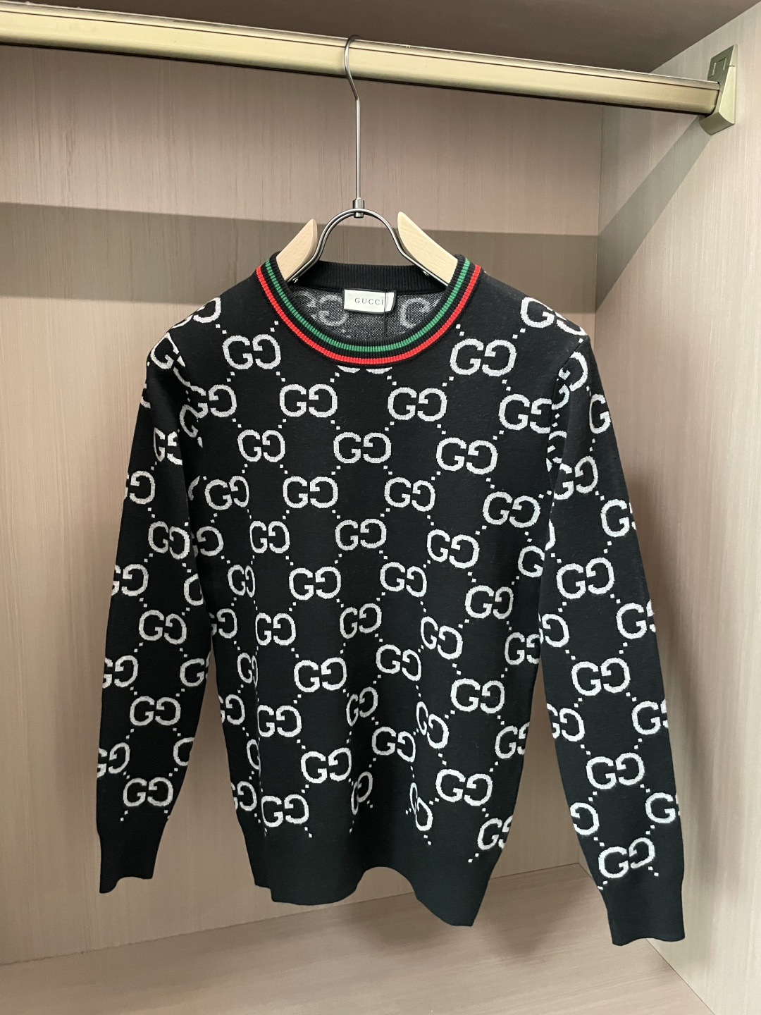 NO:570943,Gucc official website has the latest round neck sweaters for autumn and winter, and the hottest models are on sale at the same time at the counters!  Specially made of wool blended fabric. It feels comfortable. It can be directly in contact with the skin. The logo badge is exquisite and extremely eye-catching!  The details highlight the fashionable charm of big brands. Exquisite workmanship. Three-dimensional cutting style. The wearing effect is invincible and handsome!  All three standards are complete!  Size M-3XL,,gucci,sweaters,alexander wang19860909Gucc 官网秋冬季最新款圆领毛衣,专柜同步在售爆款！特供羊毛混纺面料.手感舒适.可直接接触皮肤,logo徽章精致标志,极为抢眼！细节凸显大牌时尚魅力.精致做工.立体裁剪风格.穿着效果无敌帅气！三标齐全！码数M-3XL,,gucci,sweaters,alexander wang,Men's clothing