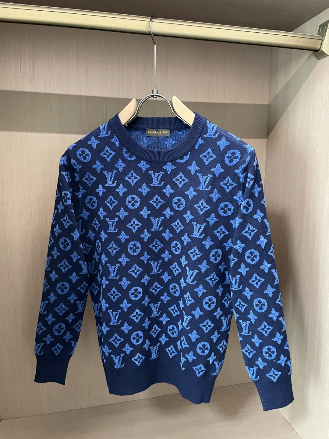 NO:570946,The latest round-neck sweaters for autumn and winter on Lv official website are on sale at the counters simultaneously!  Specially made of wool blended fabric. It feels comfortable. It can be directly in contact with the skin. The logo badge is exquisite and extremely eye-catching!  The details highlight the fashionable charm of big brands. Exquisite workmanship. Three-dimensional cutting style. The wearing effect is invincible and handsome!  All three standards are complete!  Size M-3XL,,louis vuitton,sweaters,alexander wang19860909Lv 官网秋冬季最新款圆领毛衣,专柜同步在售爆款！特供羊毛混纺面料.手感舒适.可直接接触皮肤,logo徽章精致标志,极为抢眼！细节凸显大牌时尚魅力.精致做工.立体裁剪风格.穿着效果无敌帅气！三标齐全！码数M-3XL,,louis vuitton,sweaters,alexander wang,Men's clothing