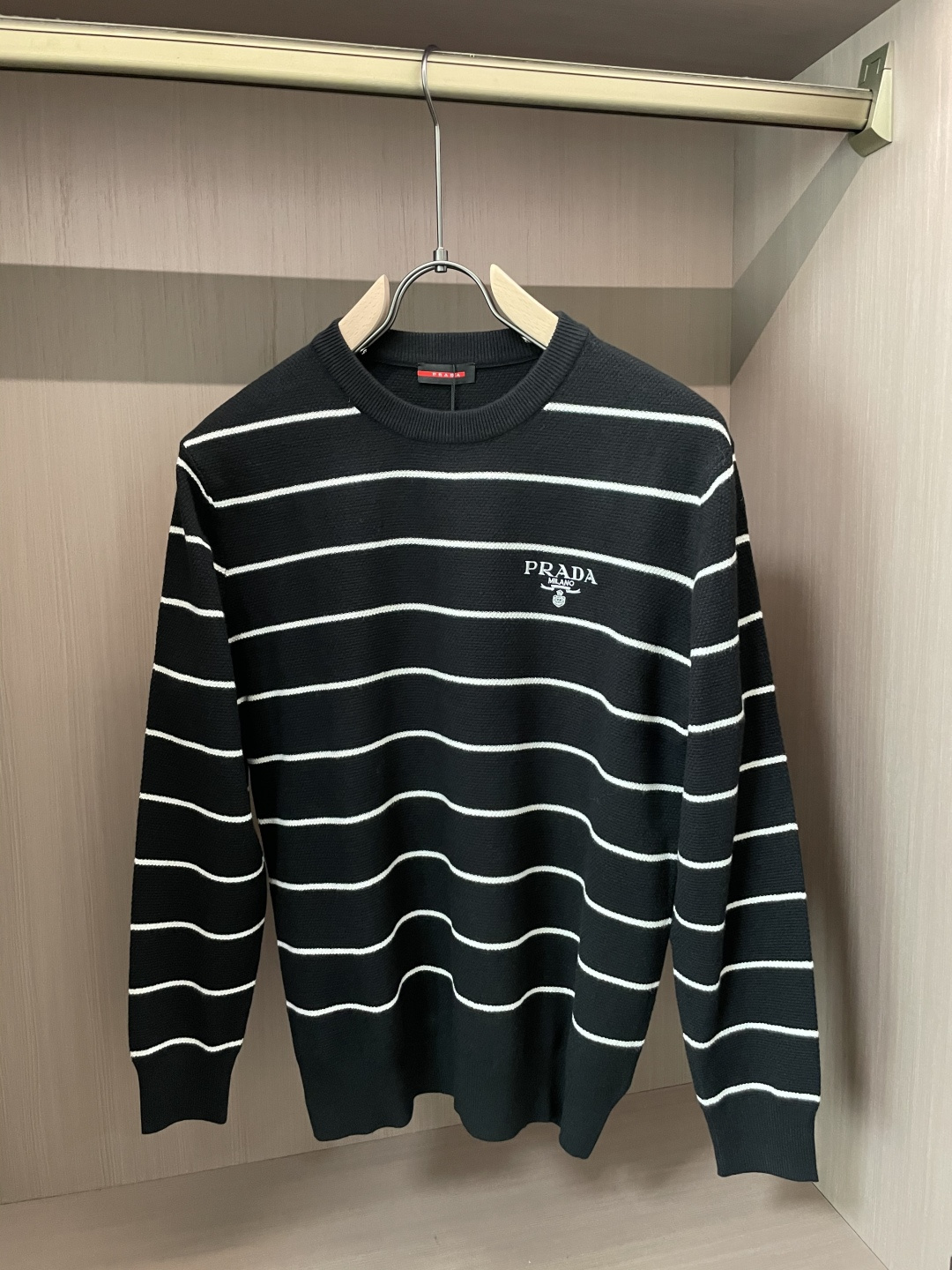 NO:570949,Prad official website has the latest round neck sweaters for autumn and winter, and the hottest models are on sale at the same time at the counters!  Specially made of wool blended fabric. It feels comfortable. It can be directly in contact with the skin. The logo badge is exquisite and extremely eye-catching!  The details highlight the fashionable charm of big brands. Exquisite workmanship. Three-dimensional cutting style. The wearing effect is invincible and handsome!  All three standards are complete!  Size M-3XL,,prada,sweaters,alexander wang19860909Prad 官网秋冬季最新款圆领毛衣,专柜同步在售爆款！特供羊毛混纺面料.手感舒适.可直接接触皮肤,logo徽章精致标志,极为抢眼！细节凸显大牌时尚魅力.精致做工.立体裁剪风格.穿着效果无敌帅气！三标齐全！码数M-3XL,,prada,sweaters,alexander wang,Men's clothing