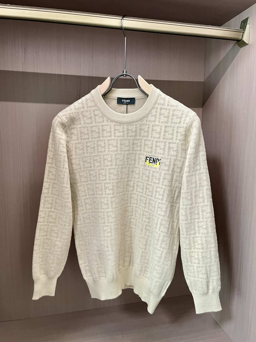 NO:570923,FD official website has the latest round neck sweaters for autumn and winter, and the hottest models are on sale at the same time at the counters!  Specially made of wool blended fabric. It feels comfortable. It can be directly in contact with the skin. The logo badge is exquisite and extremely eye-catching!  The details highlight the fashionable charm of big brands. Exquisite workmanship. Three-dimensional cutting style. The wearing effect is invincible and handsome!  All three standards are complete!  Size M-3XL,,sweaters,alexander wang19860909FD 官网秋冬季最新款圆领毛衣,专柜同步在售爆款！特供羊毛混纺面料.手感舒适.可直接接触皮肤,logo徽章精致标志,极为抢眼！细节凸显大牌时尚魅力.精致做工.立体裁剪风格.穿着效果无敌帅气！三标齐全！码数M-3XL,,sweaters,alexander wang,Men's clothing