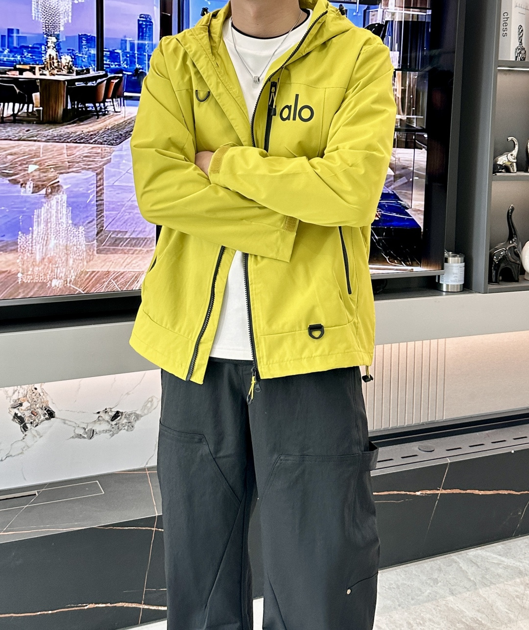 NO:570929,The alo level 1 outdoor jacket focuses on the integration of professional and daily functionality. It can be called a hexagonal warrior in the outdoor world, with super strength and resistance to fighting!  The hooded silhouette may seem basic, but it’s actually a long-term jacket that meets the needs of multiple occasions!  Serious OEM, powerful supply, reputation quality, original customer supply 2L level 1 outdoor waterproof and windproof fabric double-layer composite structure is more complete!  The outer layer of waterproof film protects the material very well, resists wind and rain in daily life, and can cope with the changing weather of the seasons. The functional tailoring covers outdoor or commuting, low-key dressing, and practical work. College students who are new to the outdoor circle, and civil servants commuting can choose this!  In addition, mix and match to create a casual and casual ootd, which can easily get rid of boredom. Jackets do not have to be worn strictly!  There are currently 1900+ soft girl coins on sale officially!  Polyester fiber outdoor waterproof jacket fabric, 2L level 1 high-density woven material!  The texture is moderately soft and hard, with a fine matte texture. It is low-key and highlights the texture. The key point is that it is lightweight and does not weigh down the body!  It maintains the silhouette of the garment without the burden of dressing, making it comfortable all day long. It adopts the bionic lotus leaf principle to be hydrophobic, light and flexible, has a smooth outer layer, is windproof and waterproof, does not get wet when splashed with water, and is not afraid of wind and rain!  Definitely enough for urban outdoor use!  The inner layer is fixed with silky lining, and the bottom edge adopts a mesh breathable structure, which greatly improves the comfort!  Wearing it when hiking outdoors will not be as uncomfortable as being locked in a steam room all the time!  The whole body seams are taped. The inner taped strips are flat and tightly fitted to prevent wind and rain, effectively resisting the outdoor rain environment. From the outer seams, neat traces of taping can be clearly seen, including zipper pockets and chest logos, all of which are taped!  The cutting of clothes itself is complicated, and the gluing is extremely labor-intensive and time-consuming. The labor cost alone is very high!  The hooded version has a loose patchwork structure, and the length reaches the mid-hip position, making it neat and tidy!  The entire pattern is very simple and elegant!  It has a straight shoulder structure, and the sleeve length can cover the back of the hand. At the same time, the 3D curved armholes and overall tailoring meet the required movement space during exercise, improve the flexibility of wearing, and have enough looseness while being stylish and not baggy!  Three-dimensional hood + rubber brim, the hat shape is very spacious, and the front and rear elastic drawstrings are adjustable!  Invisible zipper pocket on the chest side, there is a zipper pocket inside, which is functional and practical!  The metal grove logo on the chest is embedded with embellishments. The placket and pocket zippers are all provided by YKK with the grove logo. They are clear and three-dimensional, and the accessories are easy to pull without getting stuck!  The curved Velcro fasteners on the cuffs are adjustable for tightness, and the drawstrings on both sides of the hem can be tightened to prevent wind!   SizeM, L,19860909alo 1级户外冲锋衣  主打专业与日常融合的功能性,堪称是户外界的六边形战士,实力超抗打！廓形连帽的版型看似基础,其实是一件满足多场合穿搭需求的长期主义外套！正经代工实力货源,口碑品质 原版客供2L 1级户外防水防风面料双层复合结构更完整！外层防水薄膜很好地保护材质,日常抗风雨,应对换季多变天气,功能剪裁涵盖户外or通勤 低调穿衣 踏实做事,初入户外圈的小白大学生,公务员通勤都可以选择这款！除此之外混搭叠穿出散漫随性的ootd,轻轻松松摆脱沉闷,冲锋衣也不一定非要老老实实穿！目前官方在售1900+软妹币！ 聚酯纤维的户外防水冲锋衣面料,2L 1级高密度梭织材质！质地软硬适中,细腻哑光织面,低调又凸显质感,重点自重轻盈轻不压身！保持衣身廓形感的同时并不会有穿衣负担,一整天下来都很舒服. 采用仿生荷叶原理疏水,轻盈柔韧,外层触感滑爽,挡风防水,泼水不湿,风雨不惧！城市户外范围内绝对够用！ 内层固定丝滑内衬,底边位置采用网格透气结构,舒适性大大提高！户外登山徒步穿它,也不会像时刻关在汗蒸房里一样难受！ 通身接缝处压胶工艺内侧压胶条平实且严丝合缝,严防风雨侵袭,有效抵御户外雨水环境从外缝线可以清晰看到工整的压胶痕迹,包括拉链口袋以及胸前徽标,都有压胶工艺！ 本身衣服剪裁就复杂,压胶格外费工费时,光人工费成本就非常高昂！ 宽松拼裁结构的连帽版型,衣长到臀中位置,利落不拖沓！整个版型剪裁非常简洁大方！正肩结构,袖长可盖住手背,同时3D弧形的袖笼以及整体的剪裁,满足运动时所需的活动空间,提高穿着灵活度,松量有余的同时合身有型不松垮！ 立体风帽+压胶帽檐,帽型空间非常宽裕,前后弹力抽绳可调节！ 胸侧隐形拉链口袋,拉开内里还有一处拉链口袋,功能实用！ 胸前金属小树林徽标内嵌点缀,门襟与口袋拉链全部为客供YKK带小树林徽标,清晰立体,辅料易拉不卡顿！ 袖口弧形魔术贴粘扣可调松紧,下摆两侧抽绳可收紧防风！  SizeM、L、XL、2XL、3XL 从早秋穿至来年开春都可以十月一打算出去旅游徒步的正好可以穿上了,平时喜欢和朋友/露营/钓鱼/登山的,这件必备,,jackets & coats,hats,alexander wang,Men's clothing