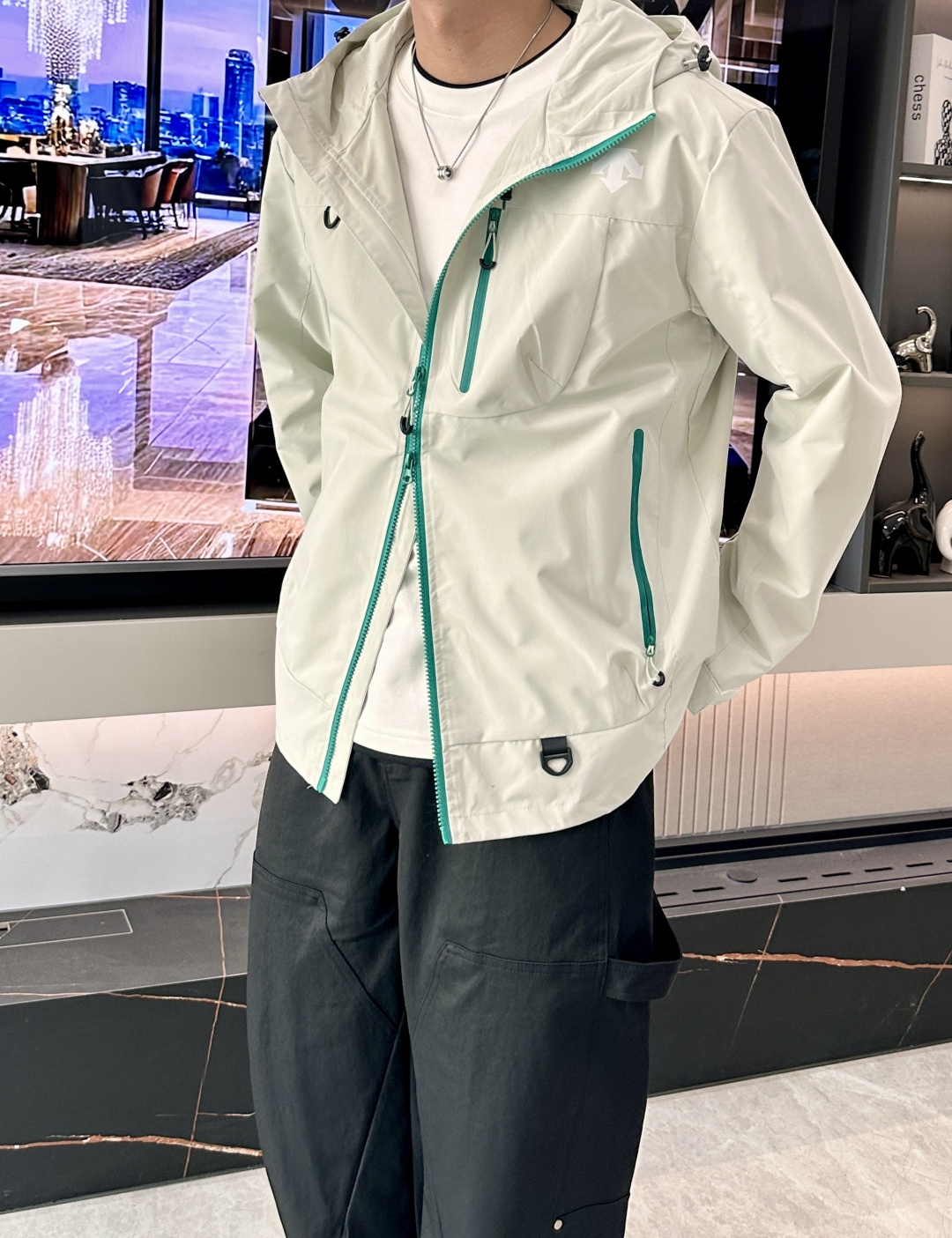 NO:570932,Descente Level 1 Outdoor Jacket focuses on the integration of professional and daily functionality. It can be called a hexagonal warrior in the outdoor world. It is extremely strong and resistant!  The hooded silhouette may seem basic, but it’s actually a long-term jacket that meets the needs of multiple occasions!  Serious OEM, powerful supply, reputation quality, original customer supply 2L level 1 outdoor waterproof and windproof fabric double-layer composite structure is more complete!  The outer layer of waterproof film protects the material very well, resists wind and rain in daily life, and can cope with the changing weather of the seasons. The functional tailoring covers outdoor or commuting, low-key dressing, and practical work. College students who are new to the outdoor circle, and civil servants commuting can choose this!  In addition, mix and match to create a casual and casual ootd, which can easily get rid of boredom. Jackets do not have to be worn strictly!  There are currently 1900+ soft girl coins on sale officially!  Polyester fiber outdoor waterproof jacket fabric, 2L level 1 high-density woven material!  The texture is moderately soft and hard, with a fine matte texture. It is low-key and highlights the texture. The key point is that it is lightweight and does not weigh down the body!  It maintains the silhouette of the garment without the burden of dressing, making it comfortable all day long. It adopts the bionic lotus leaf principle to be hydrophobic, light and flexible, has a smooth outer layer, is windproof and waterproof, does not get wet when splashed with water, and is not afraid of wind and rain!  Definitely enough for urban outdoor use!  The inner layer is fixed with silky lining, and the bottom edge adopts a mesh breathable structure, which greatly improves the comfort!  Wearing it when hiking outdoors will not be as uncomfortable as being locked in a steam room all the time!  The whole body seams are taped. The inner taped strips are flat and tightly fitted to prevent wind and rain, effectively resisting the outdoor rain environment. From the outer seams, neat traces of taping can be clearly seen, including zipper pockets and chest logos, all of which are taped!  The cutting of clothes itself is complicated, and the gluing is extremely labor-intensive and time-consuming. The labor cost alone is very high!  The hooded version has a loose patchwork structure, and the length reaches the mid-hip position, making it neat and tidy!  The entire pattern is very simple and elegant!  It has a straight shoulder structure, and the sleeve length can cover the back of the hand. At the same time, the 3D curved armholes and overall tailoring meet the required movement space during exercise, improve the flexibility of wearing, and have enough looseness while being stylish and not baggy!  Three-dimensional hood + rubber brim, the hat shape is very spacious, and the front and rear elastic drawstrings are adjustable!  Invisible zipper pocket on the chest side, there is a zipper pocket inside, which is functional and practical!  The metal grove logo on the chest is embedded with embellishments. The placket and pocket zippers are all provided by YKK with the grove logo. They are clear and three-dimensional, and the accessories are easy to pull without getting stuck!  The curved Velcro fasteners on the cuffs are adjustable for tightness, and the drawstrings on both sides of the hem can be tightened to prevent wind!   SizeM, L,19860909迪桑特 1级户外冲锋衣  主打专业与日常融合的功能性,堪称是户外界的六边形战士,实力超抗打！廓形连帽的版型看似基础,其实是一件满足多场合穿搭需求的长期主义外套！正经代工实力货源,口碑品质 原版客供2L 1级户外防水防风面料双层复合结构更完整！外层防水薄膜很好地保护材质,日常抗风雨,应对换季多变天气,功能剪裁涵盖户外or通勤 低调穿衣 踏实做事,初入户外圈的小白大学生,公务员通勤都可以选择这款！除此之外混搭叠穿出散漫随性的ootd,轻轻松松摆脱沉闷,冲锋衣也不一定非要老老实实穿！目前官方在售1900+软妹币！ 聚酯纤维的户外防水冲锋衣面料,2L 1级高密度梭织材质！质地软硬适中,细腻哑光织面,低调又凸显质感,重点自重轻盈轻不压身！保持衣身廓形感的同时并不会有穿衣负担,一整天下来都很舒服. 采用仿生荷叶原理疏水,轻盈柔韧,外层触感滑爽,挡风防水,泼水不湿,风雨不惧！城市户外范围内绝对够用！ 内层固定丝滑内衬,底边位置采用网格透气结构,舒适性大大提高！户外登山徒步穿它,也不会像时刻关在汗蒸房里一样难受！ 通身接缝处压胶工艺内侧压胶条平实且严丝合缝,严防风雨侵袭,有效抵御户外雨水环境从外缝线可以清晰看到工整的压胶痕迹,包括拉链口袋以及胸前徽标,都有压胶工艺！ 本身衣服剪裁就复杂,压胶格外费工费时,光人工费成本就非常高昂！ 宽松拼裁结构的连帽版型,衣长到臀中位置,利落不拖沓！整个版型剪裁非常简洁大方！正肩结构,袖长可盖住手背,同时3D弧形的袖笼以及整体的剪裁,满足运动时所需的活动空间,提高穿着灵活度,松量有余的同时合身有型不松垮！ 立体风帽+压胶帽檐,帽型空间非常宽裕,前后弹力抽绳可调节！ 胸侧隐形拉链口袋,拉开内里还有一处拉链口袋,功能实用！ 胸前金属小树林徽标内嵌点缀,门襟与口袋拉链全部为客供YKK带小树林徽标,清晰立体,辅料易拉不卡顿！ 袖口弧形魔术贴粘扣可调松紧,下摆两侧抽绳可收紧防风！  SizeM、L、XL、2XL、3XL 从早秋穿至来年开春都可以十月一打算出去旅游徒步的正好可以穿上了,平时喜欢和朋友/露营/钓鱼/登山的,这件必备,,jackets & coats,hats,alexander wang,Men's clothing