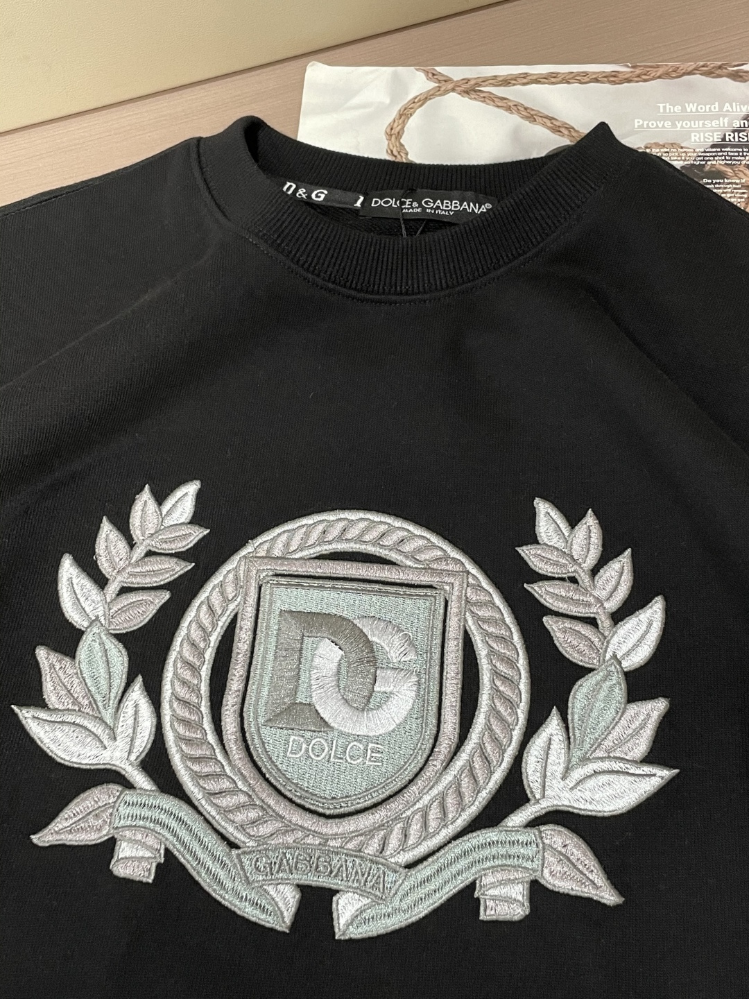 DG /秋冬新品 定制顶级卫衣棉,面料特别有质感,重工刺绣!冬季必备单品,保暖性好。男女通穿,细节到位,版型超赞,上身 DG /秋冬新品 定制顶级卫衣棉,面料特别有质感,重工刺绣!冬季必备单品,保暖性好。男女通穿,细节到位,版型超赞,上身