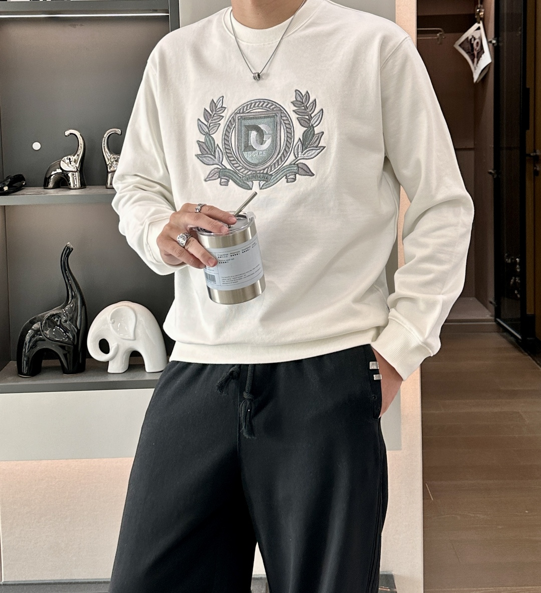 NO:571820,DG / 2025 autumn and winter new products Customized top-quality sweatshirt cotton, the fabric has a special texture and heavy embroidery!  A must-have item in winter, it has good warmth retention. It can be worn by both men and women, the details are in place, the shape is awesome, and the upper body effect is very good!  Versatile item!  Size M-XXL,,hoodie,sweatshirts,alexander wang19860909DG /2025秋冬新品 定制顶级卫衣棉,面料特别有质感,重工刺绣！冬季必备单品,保暖性好.男女通穿,细节到位,版型超赞,上身效果非常好！百搭单品！尺码M-XXL,,hoodie,sweatshirts,alexander wang,Men's clothing