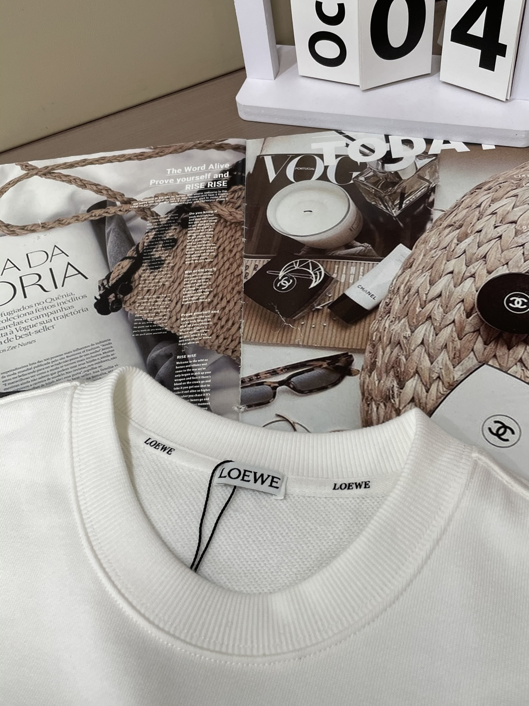 Loewe /秋冬新品 定制顶级卫衣棉,面料特别有质感,重工刺绣!冬季必备单品,保暖性好。男女通穿,细节到位,版型超 Loewe /秋冬新品 定制顶级卫衣棉,面料特别有质感,重工刺绣!冬季必备单品,保暖性好。男女通穿,细节到位,版型超