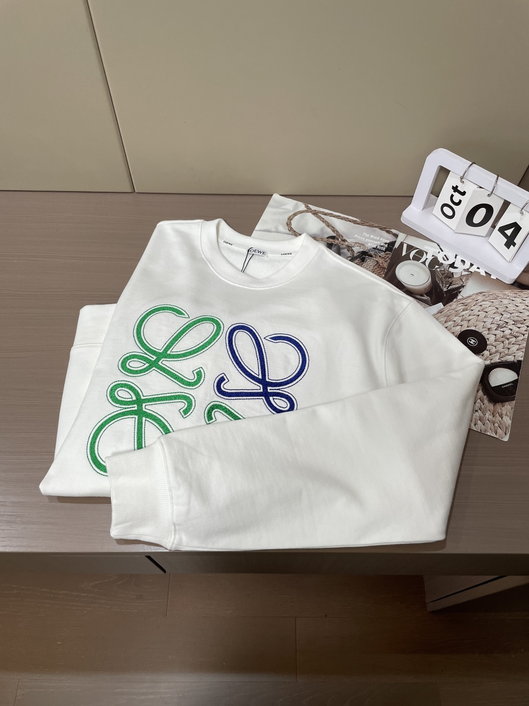 Loewe /秋冬新品 定制顶级卫衣棉,面料特别有质感,重工刺绣!冬季必备单品,保暖性好。男女通穿,细节到位,版型超 Loewe /秋冬新品 定制顶级卫衣棉,面料特别有质感,重工刺绣!冬季必备单品,保暖性好。男女通穿,细节到位,版型超